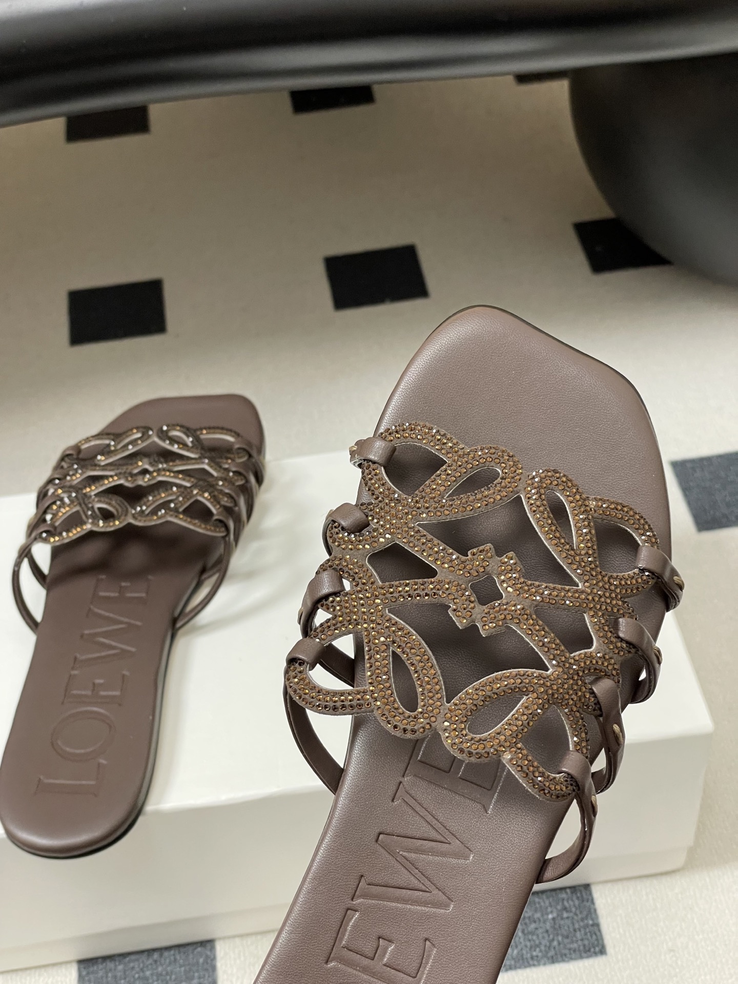 钻面-LOEWE 罗意威 26ss 春夏新款 个性编织水钻鞋面镂空拖鞋 钻面平底凉拖鞋疯狂种草简约设计感