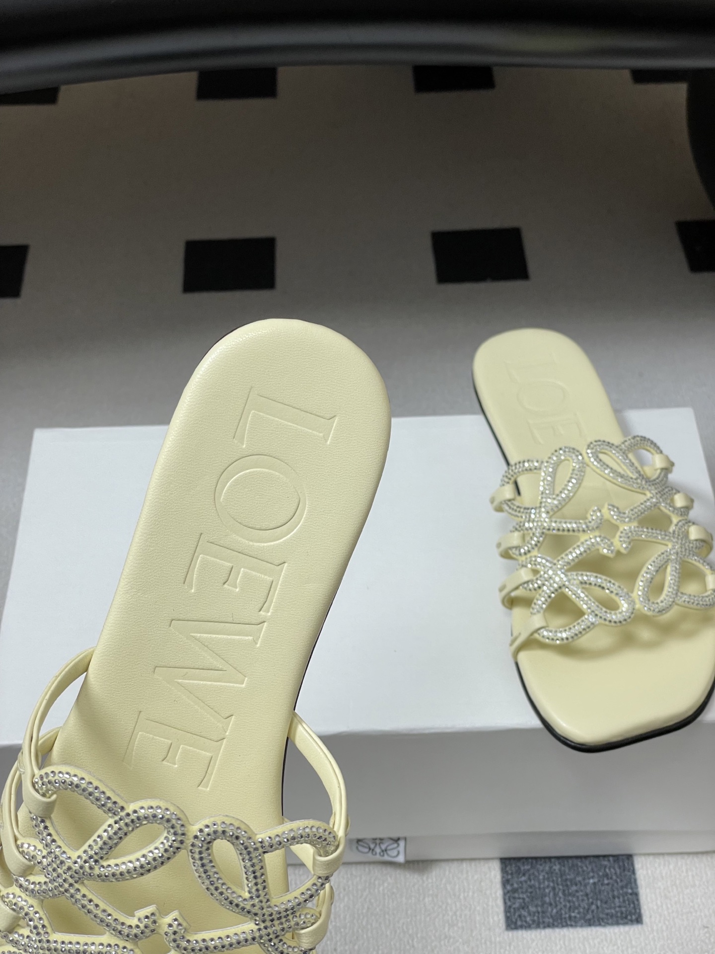 钻面-LOEWE 罗意威 26ss 春夏新款 个性编织水钻鞋面镂空拖鞋 钻面平底凉拖鞋疯狂种草简约设计感