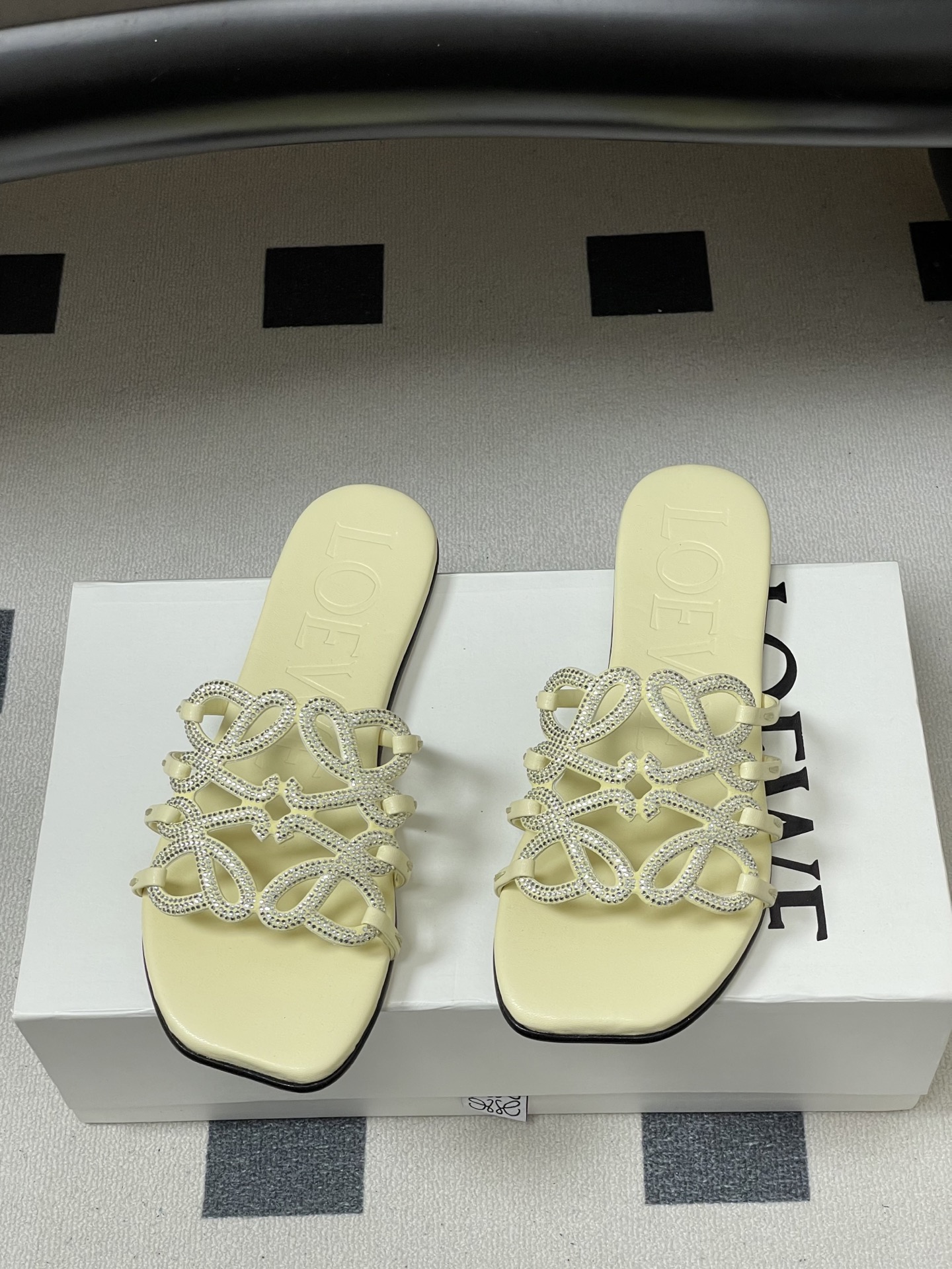 钻面-LOEWE 罗意威 26ss 春夏新款 个性编织水钻鞋面镂空拖鞋 钻面平底凉拖鞋疯狂种草简约设计感