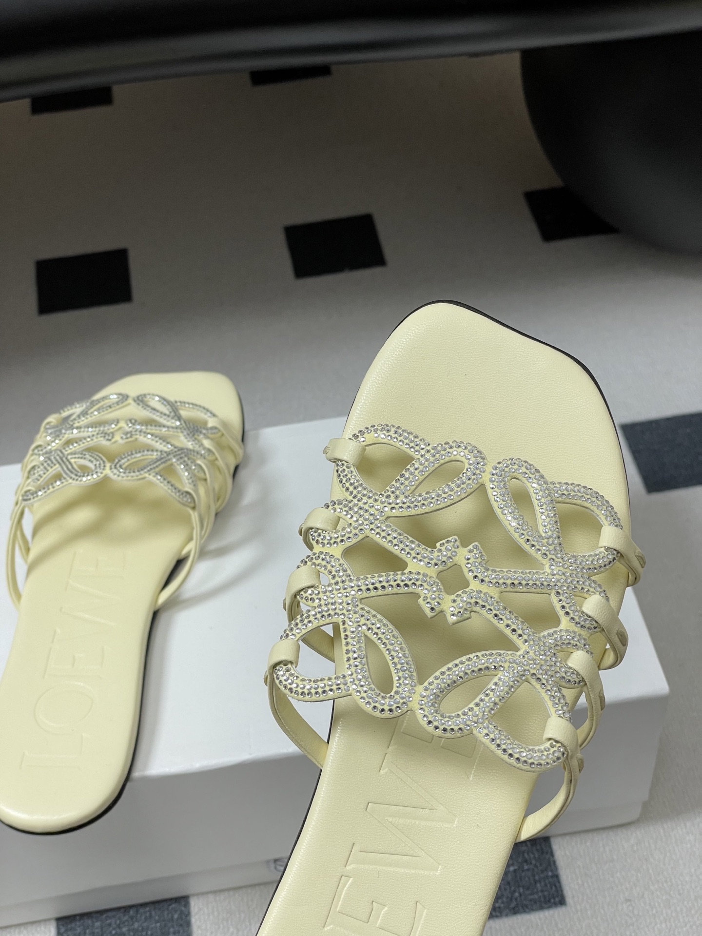 钻面-LOEWE 罗意威 26ss 春夏新款 个性编织水钻鞋面镂空拖鞋 钻面平底凉拖鞋疯狂种草简约设计感