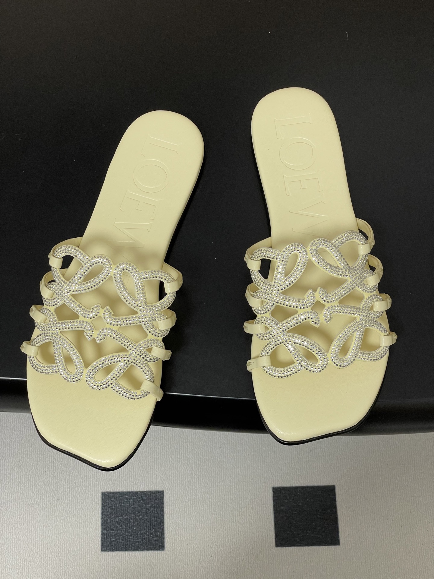 钻面-LOEWE 罗意威 26ss 春夏新款 个性编织水钻鞋面镂空拖鞋 钻面平底凉拖鞋疯狂种草简约设计感