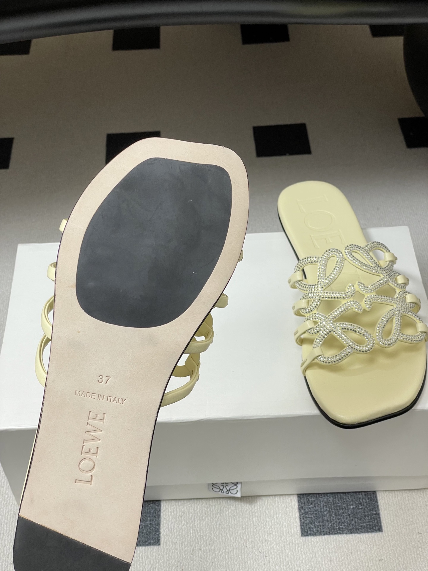 钻面-LOEWE 罗意威 26ss 春夏新款 个性编织水钻鞋面镂空拖鞋 钻面平底凉拖鞋疯狂种草简约设计感