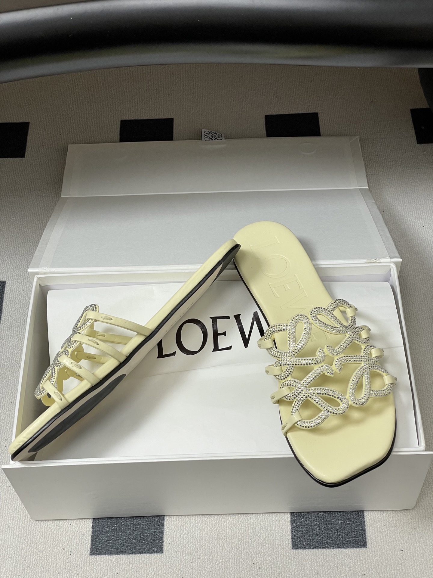 钻面-LOEWE 罗意威 26ss 春夏新款 个性编织水钻鞋面镂空拖鞋 钻面平底凉拖鞋疯狂种草简约设计感