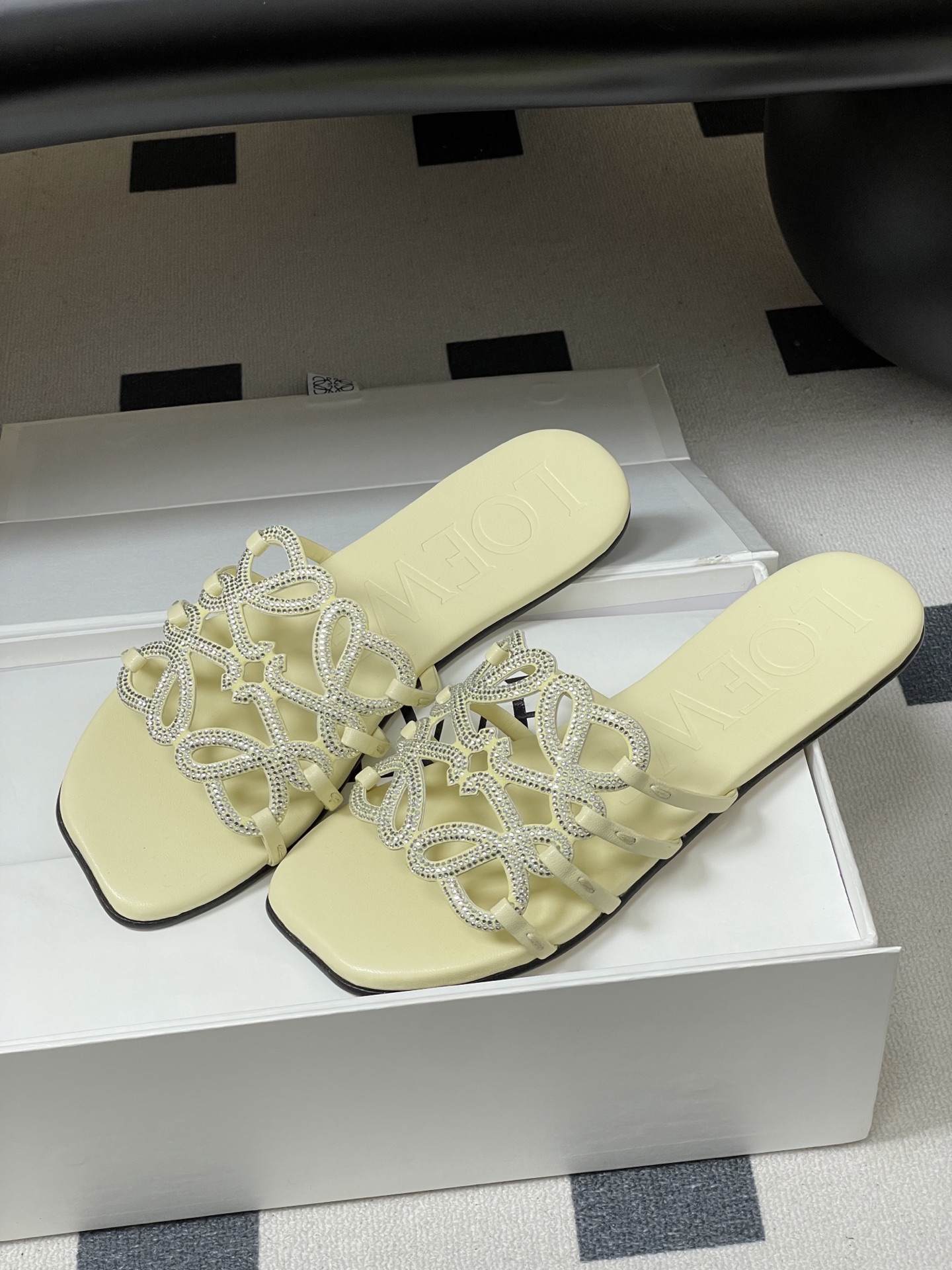 钻面-LOEWE 罗意威 26ss 春夏新款 个性编织水钻鞋面镂空拖鞋 钻面平底凉拖鞋疯狂种草简约设计感