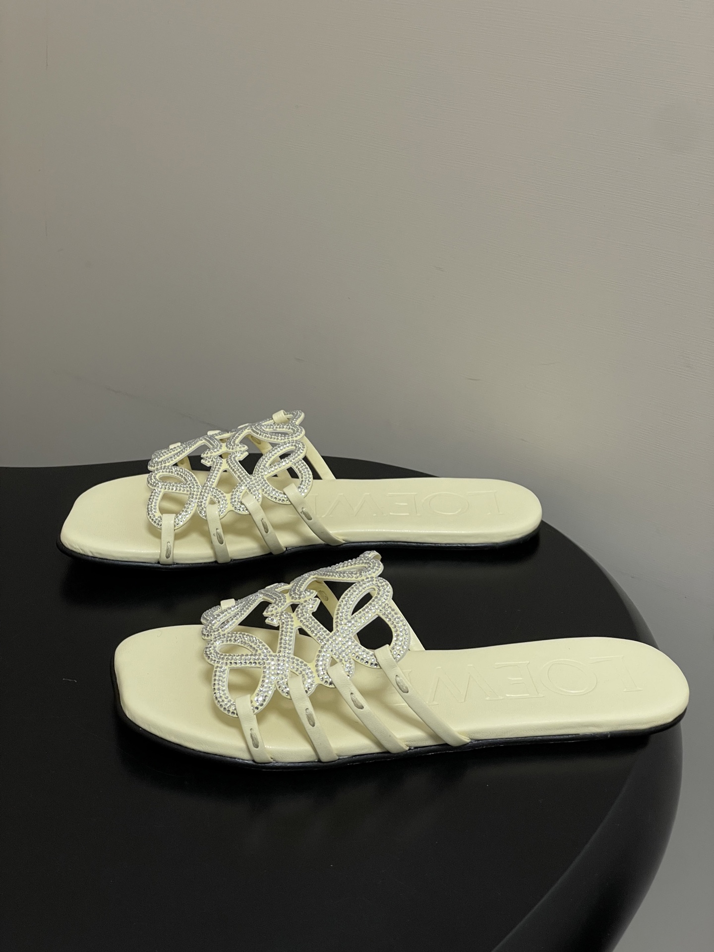 钻面-LOEWE 罗意威 26ss 春夏新款 个性编织水钻鞋面镂空拖鞋 钻面平底凉拖鞋疯狂种草简约设计感