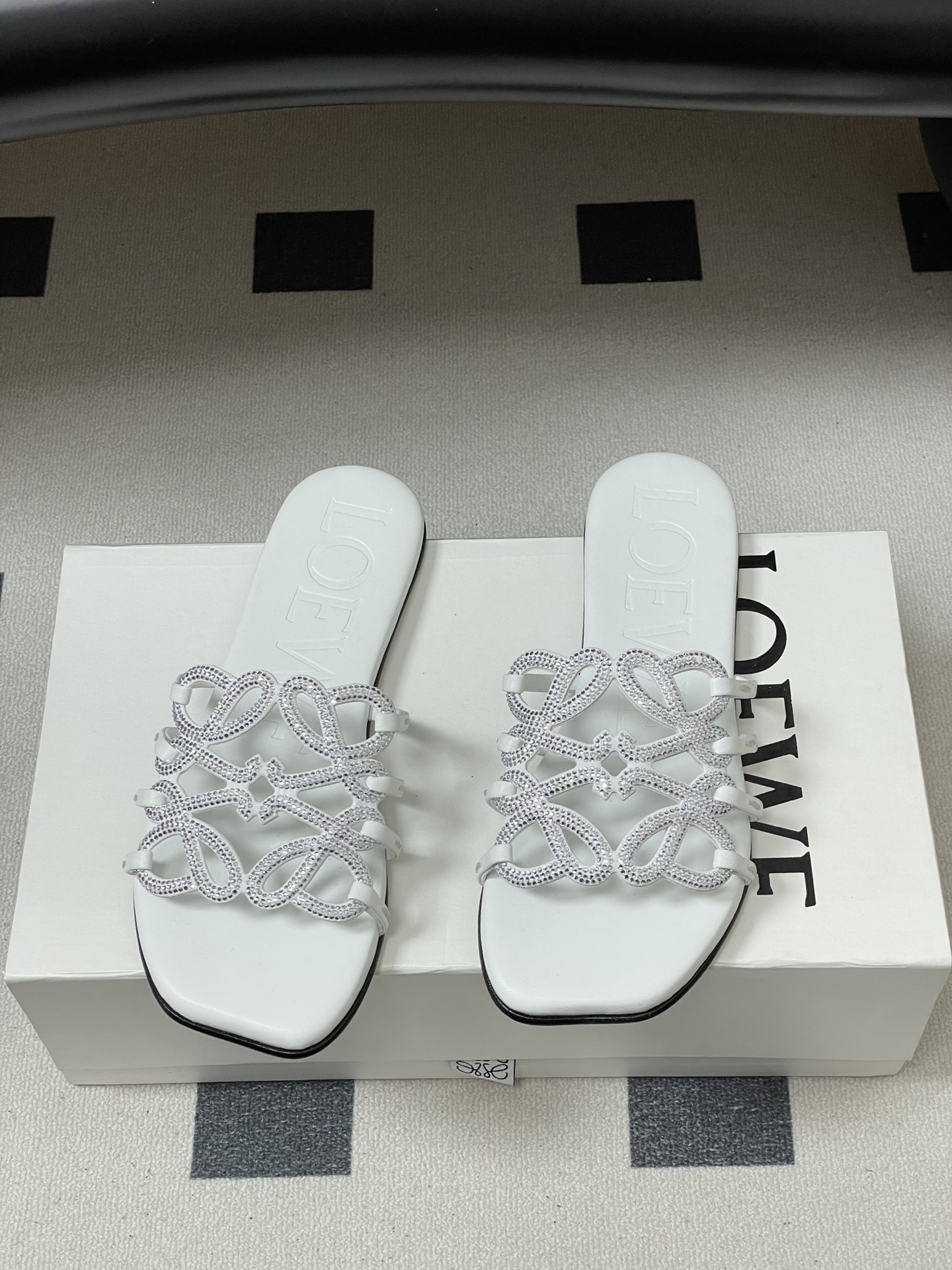 钻面-LOEWE 罗意威 26ss 春夏新款 个性编织水钻鞋面镂空拖鞋 钻面平底凉拖鞋疯狂种草简约设计感