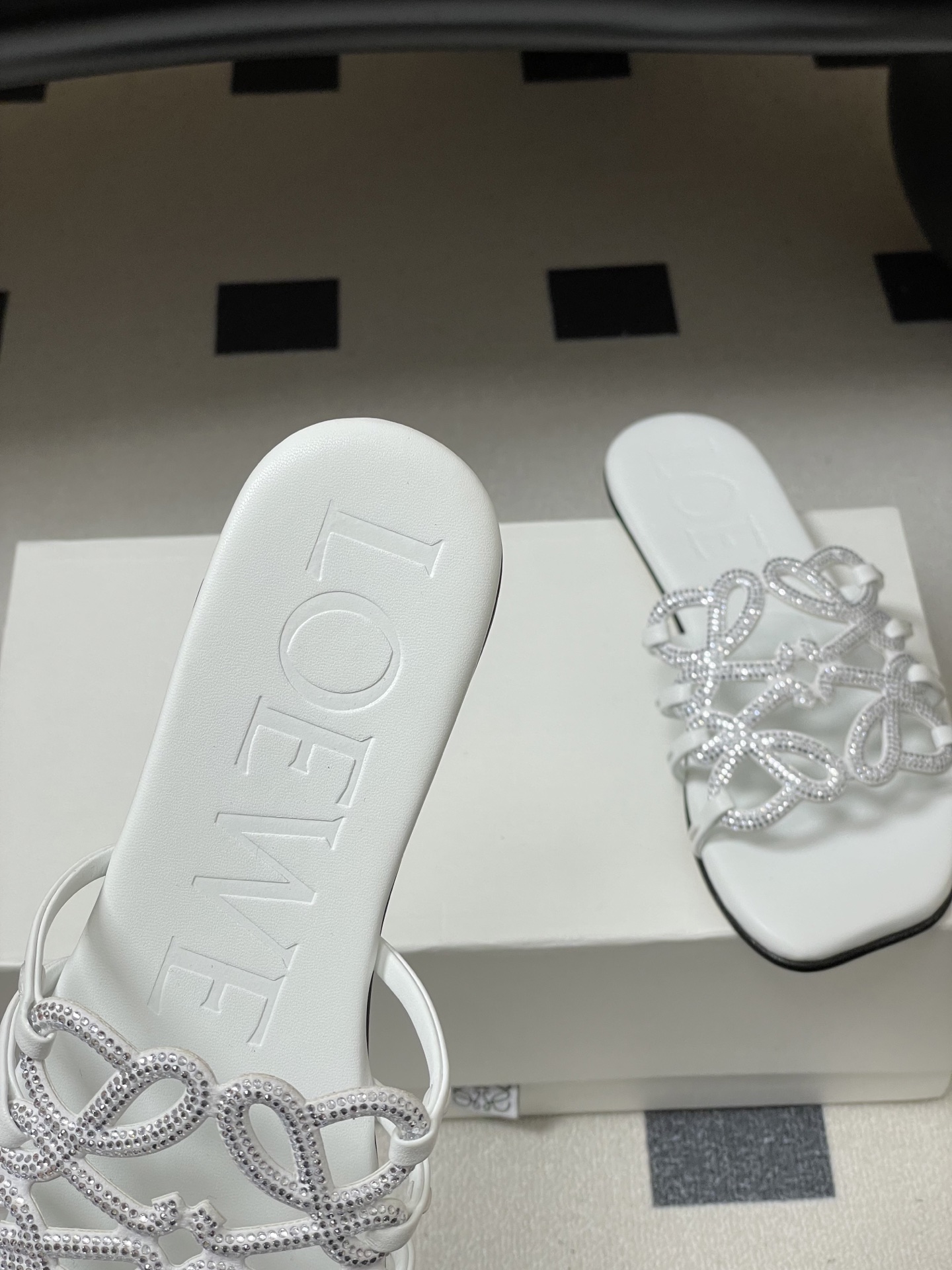 钻面-LOEWE 罗意威 26ss 春夏新款 个性编织水钻鞋面镂空拖鞋 钻面平底凉拖鞋疯狂种草简约设计感