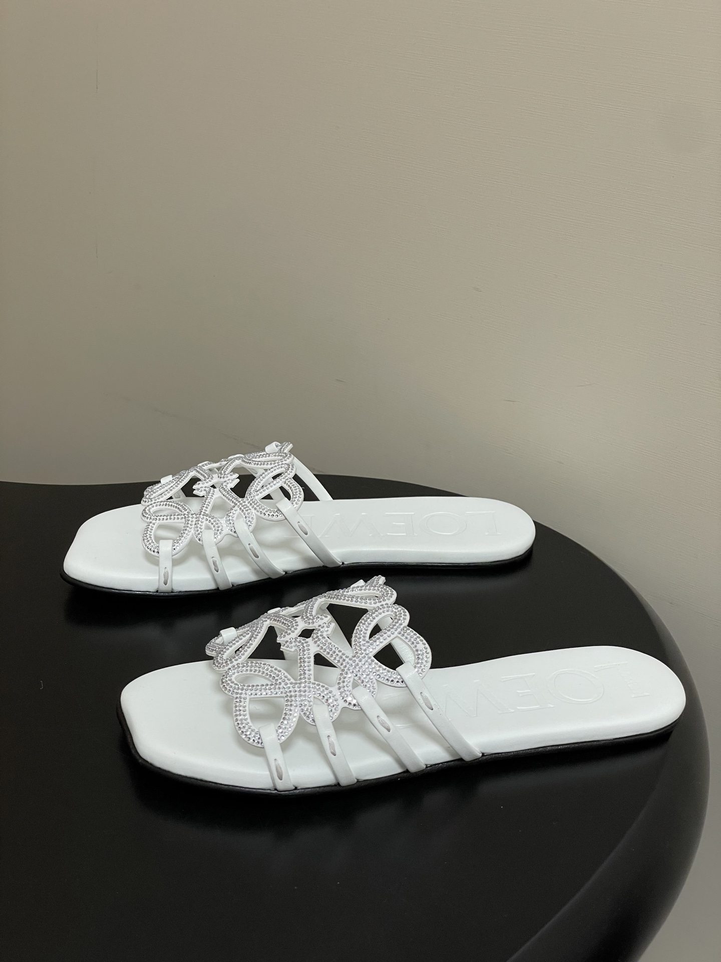 钻面-LOEWE 罗意威 26ss 春夏新款 个性编织水钻鞋面镂空拖鞋 钻面平底凉拖鞋疯狂种草简约设计感