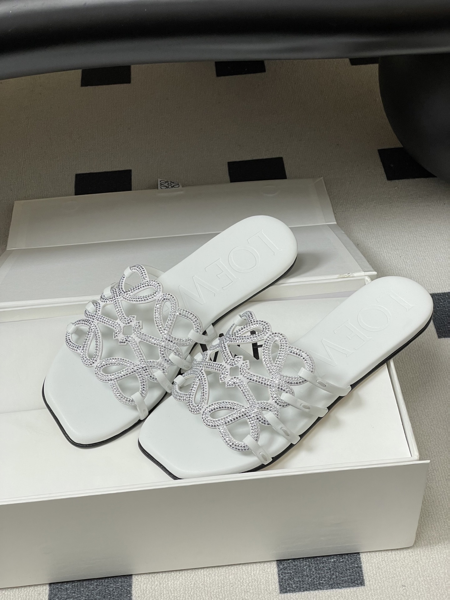 钻面-LOEWE 罗意威 26ss 春夏新款 个性编织水钻鞋面镂空拖鞋 钻面平底凉拖鞋疯狂种草简约设计感