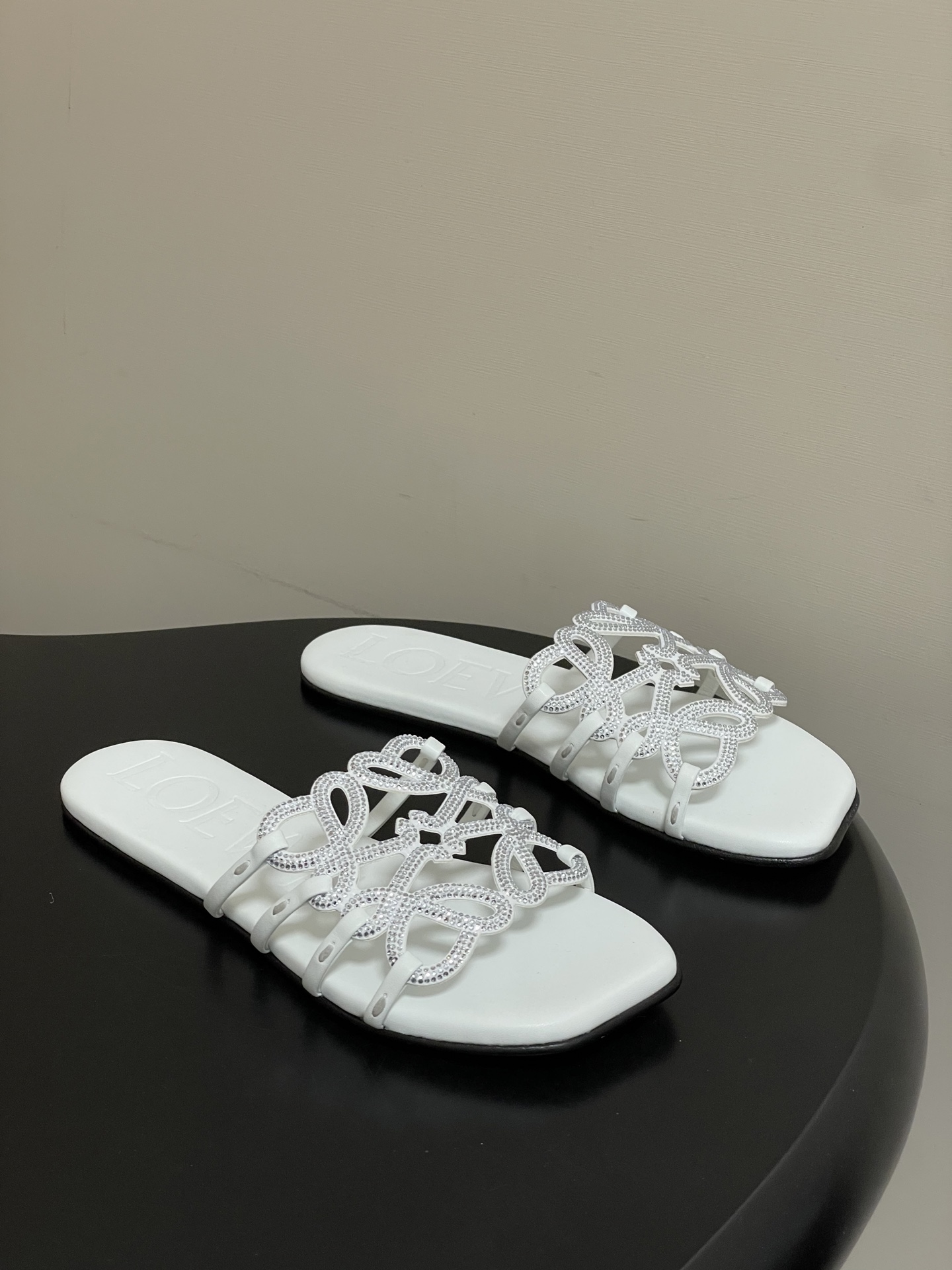 钻面-LOEWE 罗意威 26ss 春夏新款 个性编织水钻鞋面镂空拖鞋 钻面平底凉拖鞋疯狂种草简约设计感