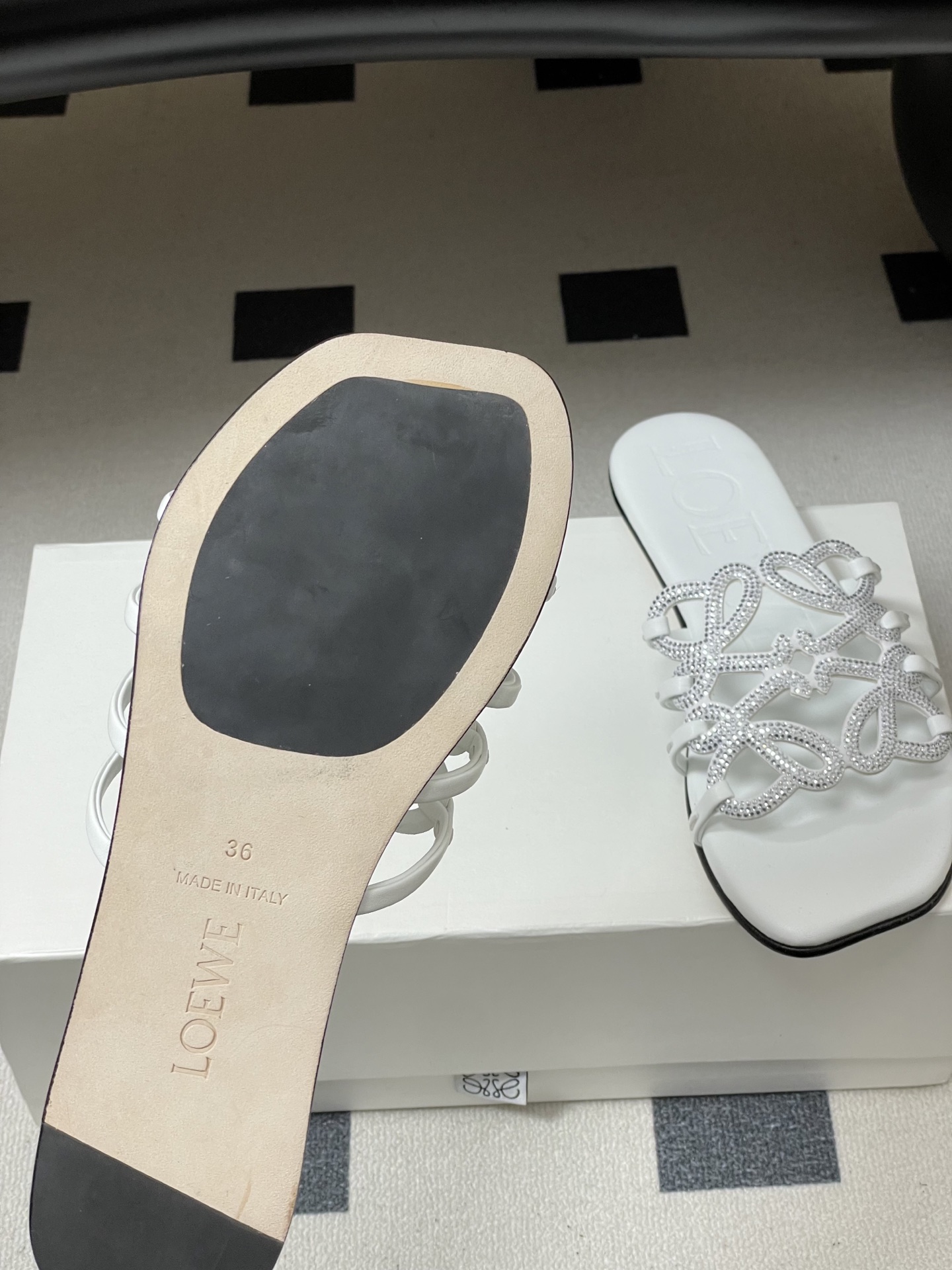 钻面-LOEWE 罗意威 26ss 春夏新款 个性编织水钻鞋面镂空拖鞋 钻面平底凉拖鞋疯狂种草简约设计感