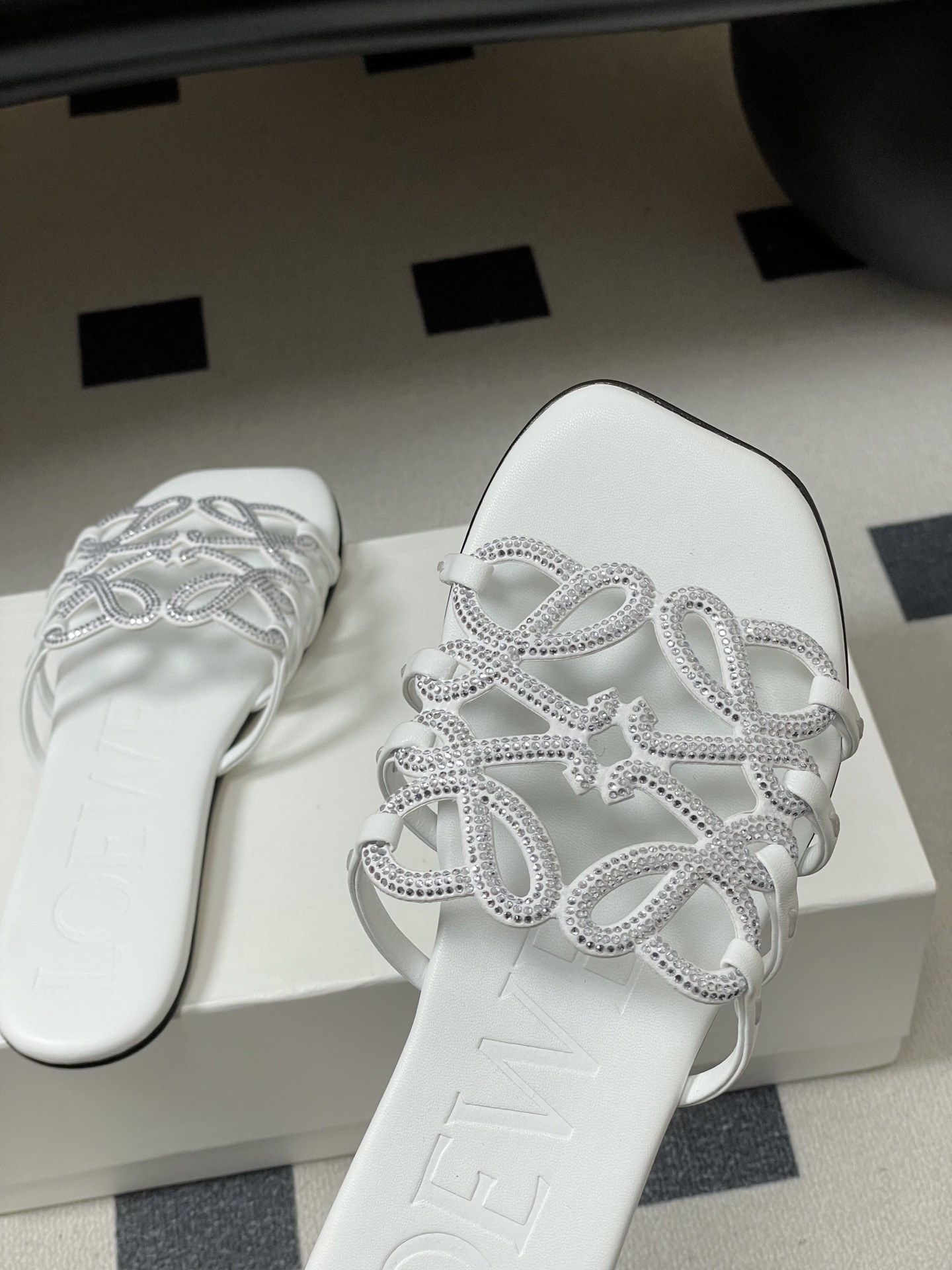 钻面-LOEWE 罗意威 26ss 春夏新款 个性编织水钻鞋面镂空拖鞋 钻面平底凉拖鞋疯狂种草简约设计感