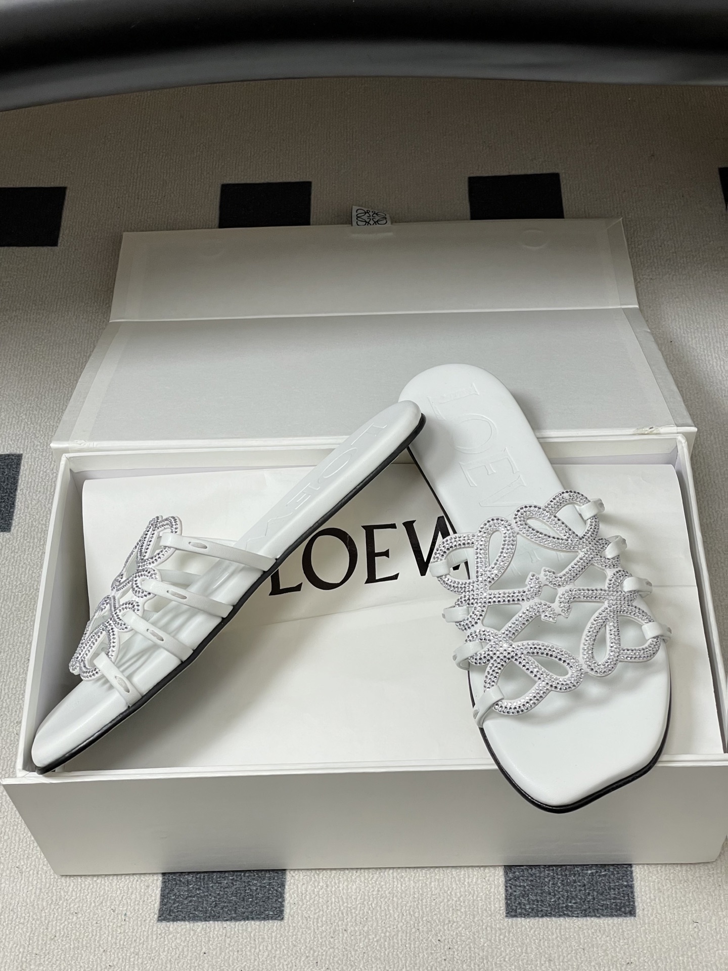 钻面-LOEWE 罗意威 26ss 春夏新款 个性编织水钻鞋面镂空拖鞋 钻面平底凉拖鞋疯狂种草简约设计感