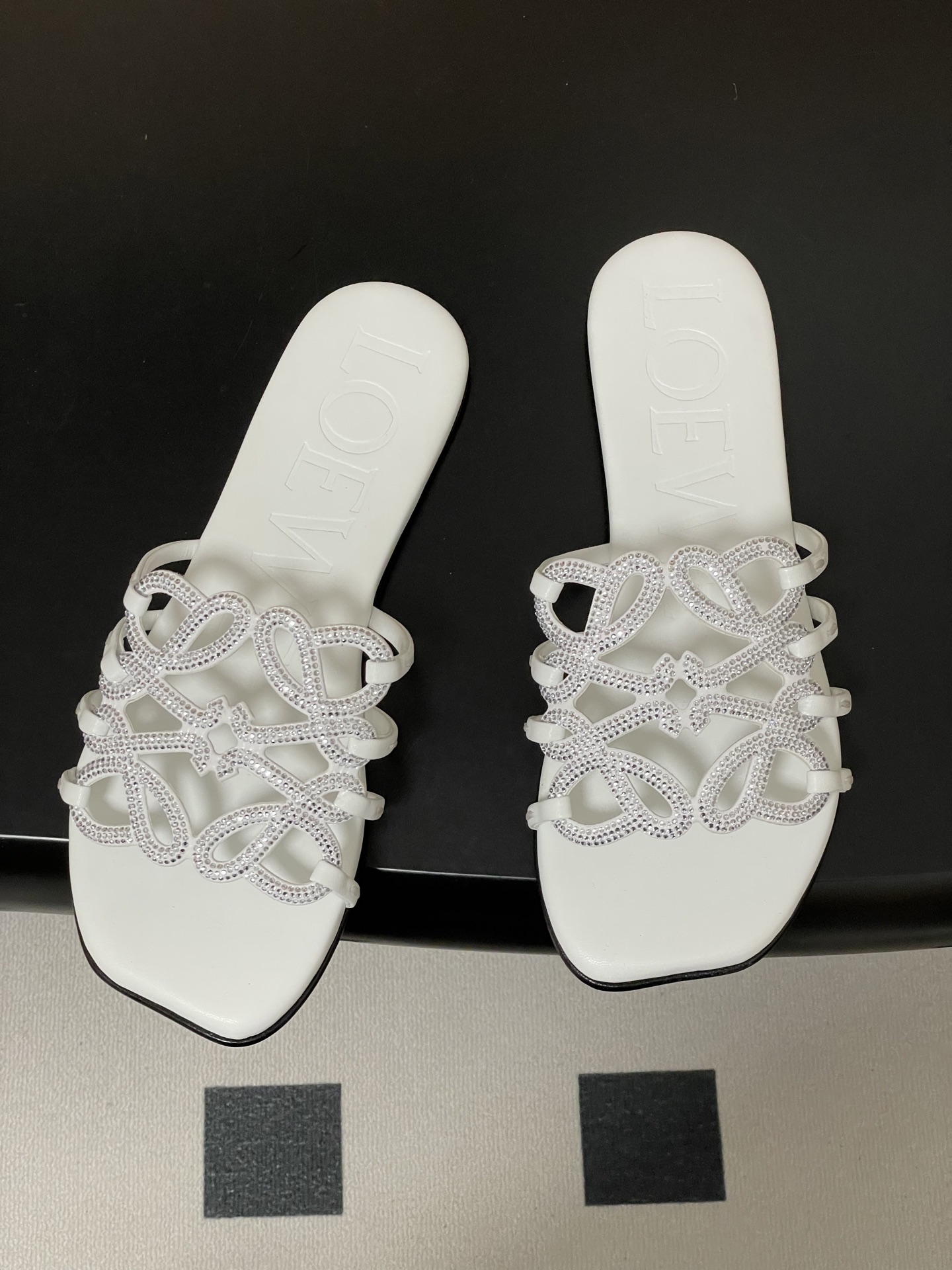 钻面-LOEWE 罗意威 26ss 春夏新款 个性编织水钻鞋面镂空拖鞋 钻面平底凉拖鞋疯狂种草简约设计感