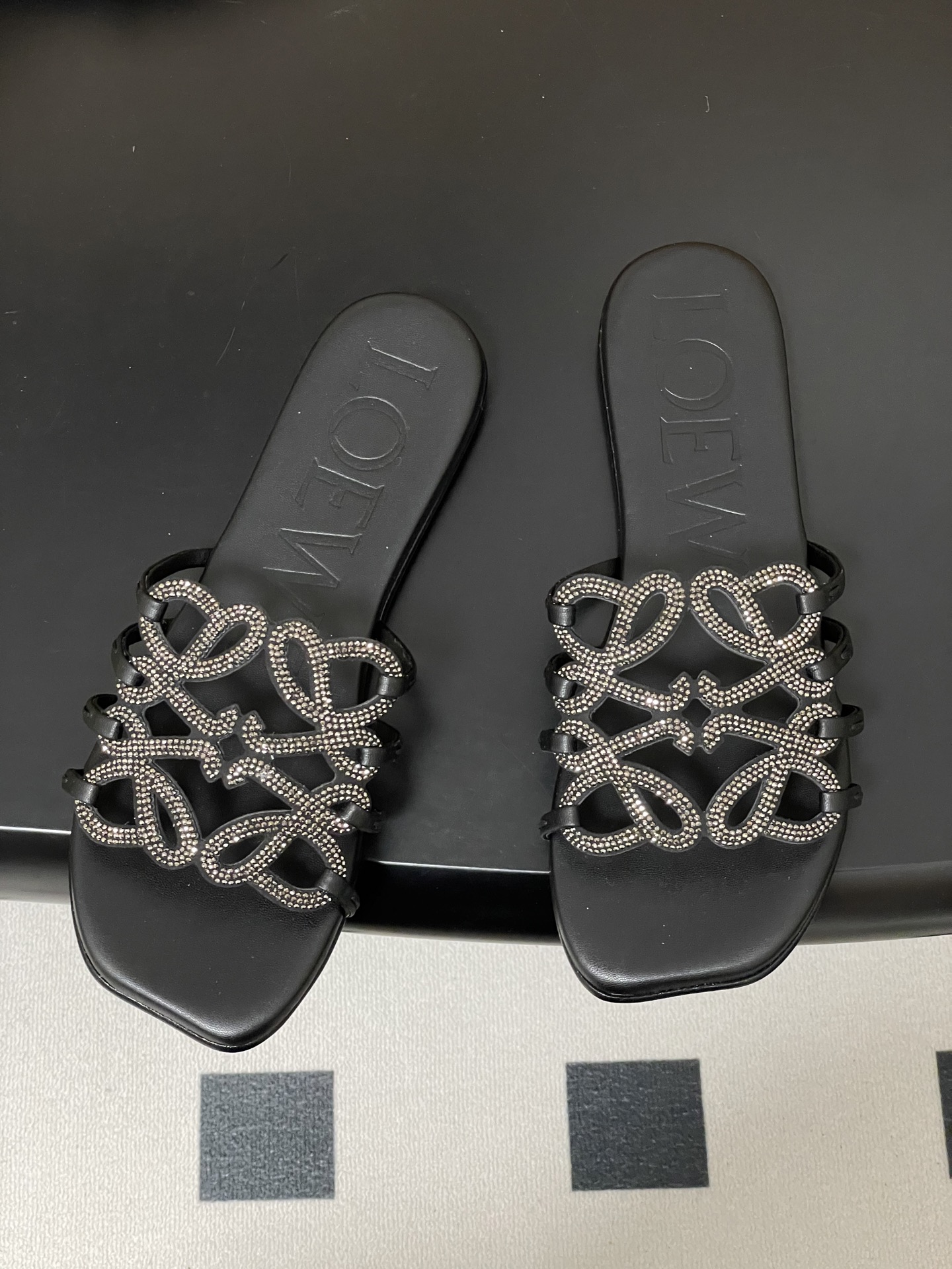 钻面-LOEWE 罗意威 26ss 春夏新款 个性编织水钻鞋面镂空拖鞋 钻面平底凉拖鞋疯狂种草简约设计感