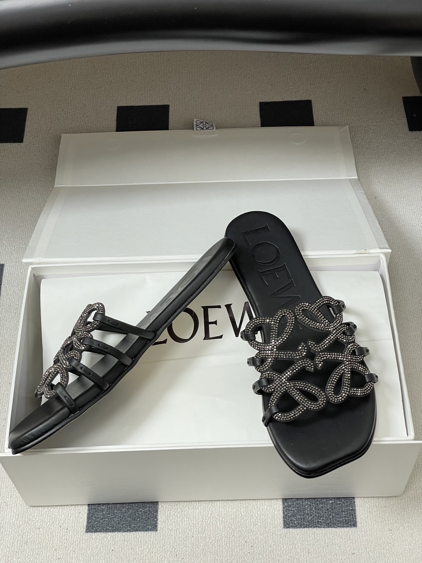 钻面-LOEWE 罗意威 26ss 春夏新款 个性编织水钻鞋面镂空拖鞋 钻面平底凉拖鞋疯狂种草简约设计感