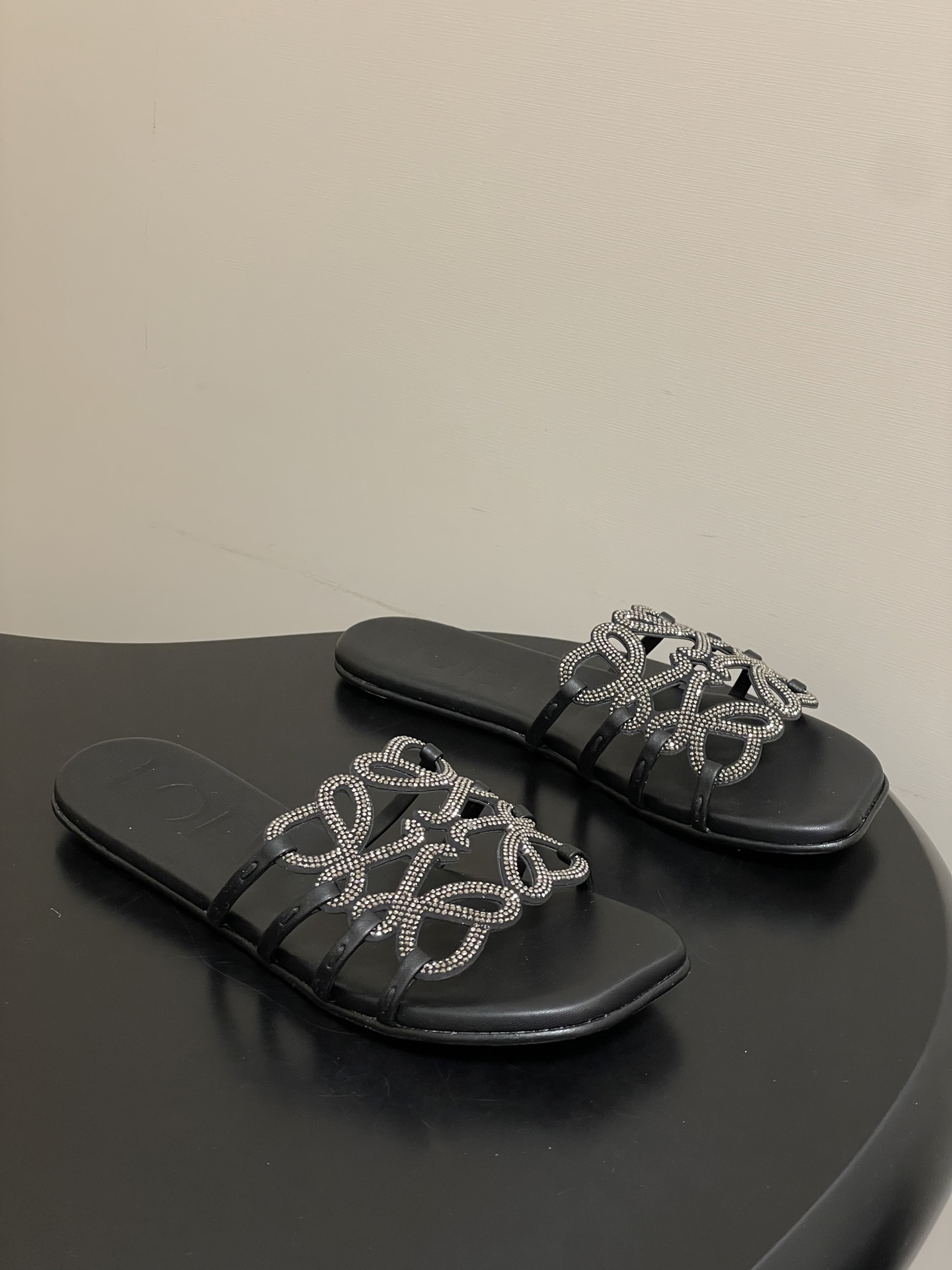 NO:749362,Rhinestone surface - LOEWE 26ss spring and summer new model, personalized woven rhinestone upper hollow slippers, rhinestone flat sandals, crazy grass simple design, which feels cleaner and more elegant, which will make you miss it. The color is also very attractive and beautiful, and it is full of temperament and aura instantly when you put it on your feet. It is incomparably handsome and stylish. The upper is rhinestoned cowhide, the lining is sheepskin, and the sole is Italian genuine leather.  Size 35-39 (40.41.42 customized, non-refundable), slippers, loewe, loewe, slippers, cowhide, sheepskin, Leather soles19860909钻面- LOEWE 罗意威 26ss 春夏新款 个性编织水钻鞋面镂空拖鞋 钻面平底凉拖鞋 疯狂种草简约设计感觉更干净优雅 让你念念不忘 颜色也很耐看漂亮,上脚瞬间气质十足气场,简直无敌帅气有型 鞋面牛皮烫钻 内里垫脚羊皮 鞋底意大利真皮大底 码数35-39（40.41.42 定做不退换）,拖鞋,loewe,loewe,slippers,cowhide,sheepskin,Leather soles,Women's Shoes