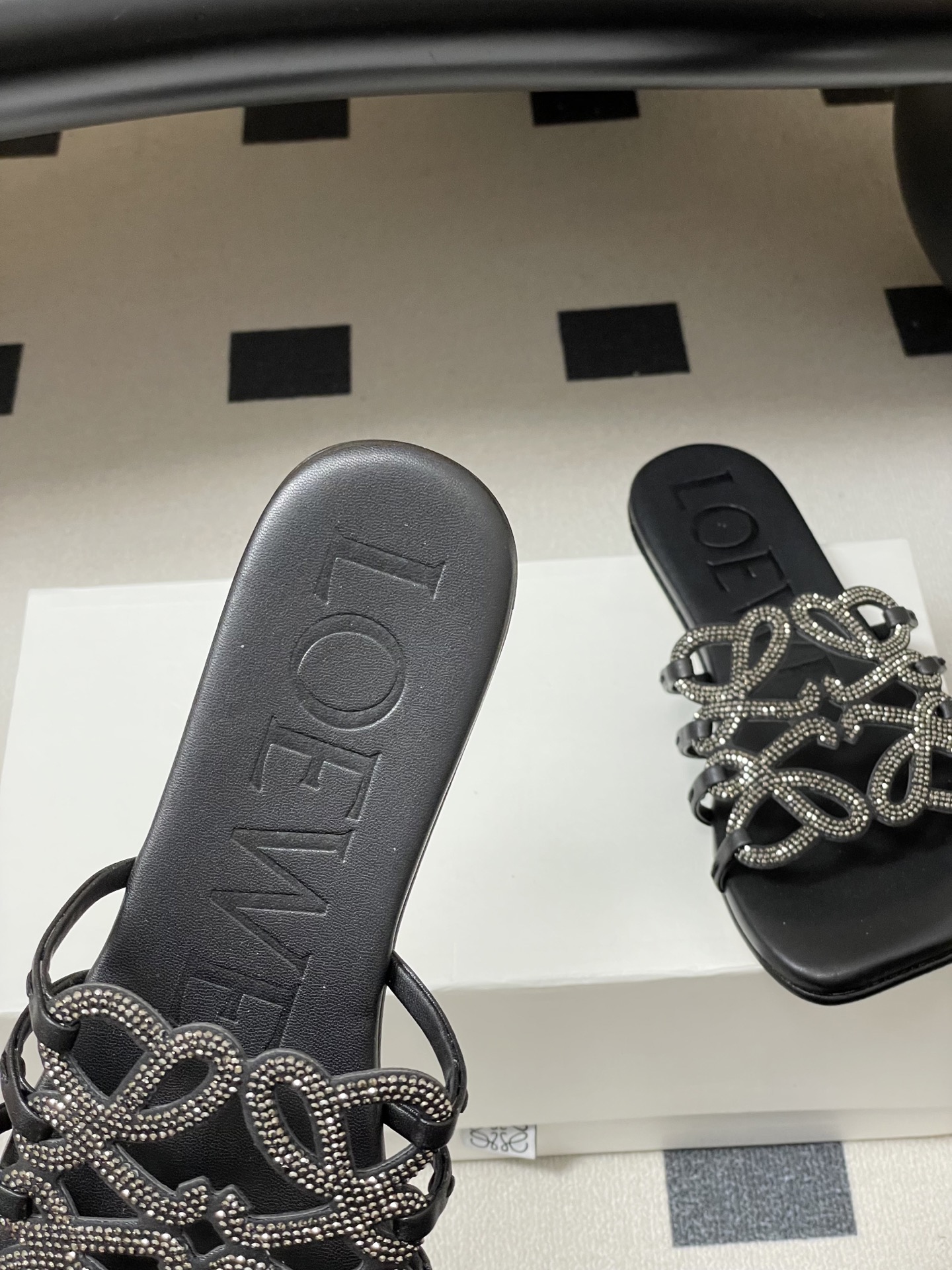 钻面-LOEWE 罗意威 26ss 春夏新款 个性编织水钻鞋面镂空拖鞋 钻面平底凉拖鞋疯狂种草简约设计感