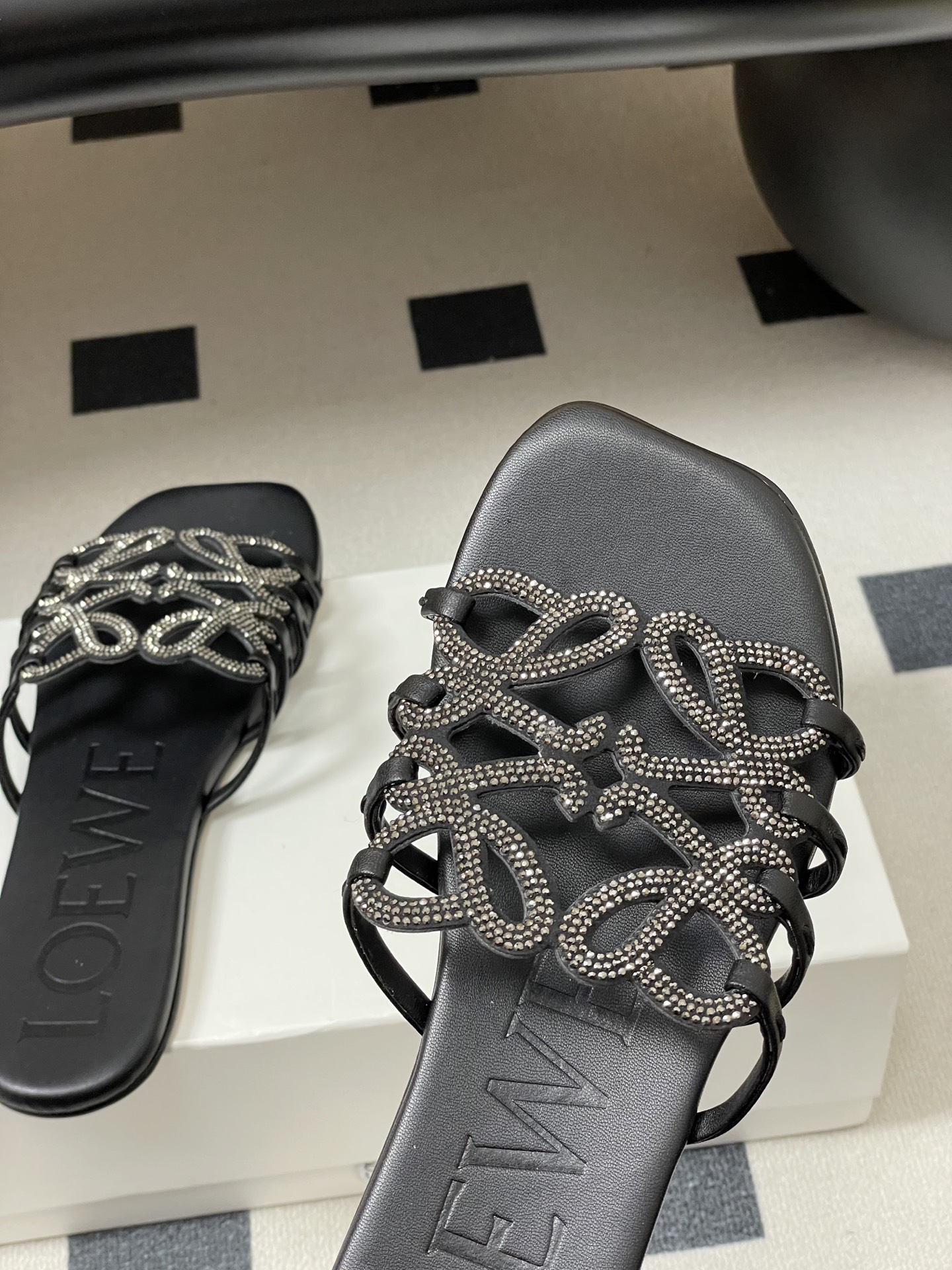 钻面-LOEWE 罗意威 26ss 春夏新款 个性编织水钻鞋面镂空拖鞋 钻面平底凉拖鞋疯狂种草简约设计感