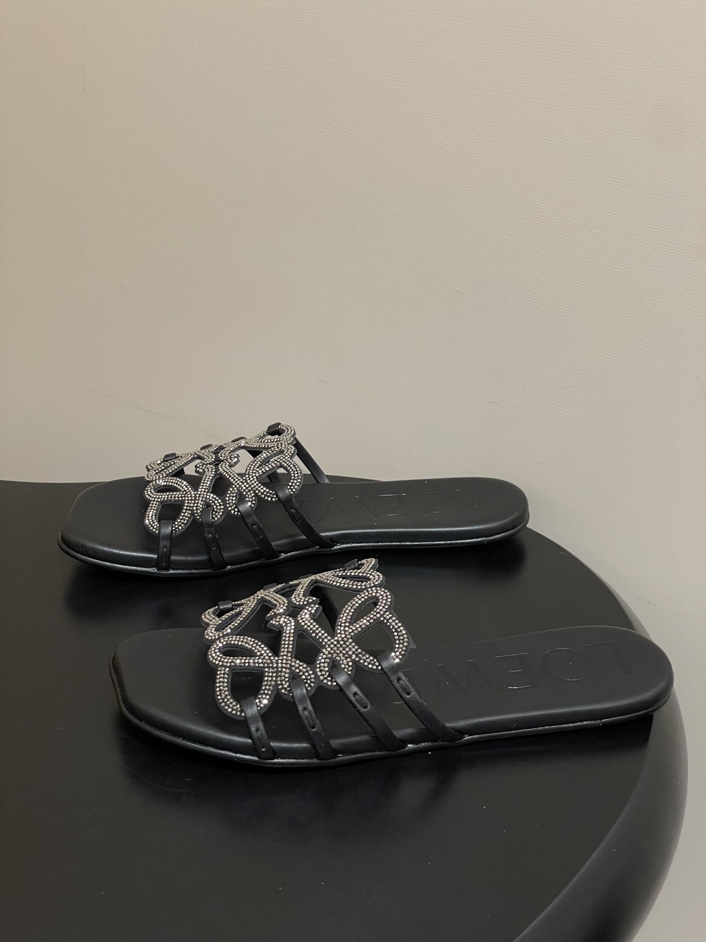 钻面-LOEWE 罗意威 26ss 春夏新款 个性编织水钻鞋面镂空拖鞋 钻面平底凉拖鞋疯狂种草简约设计感