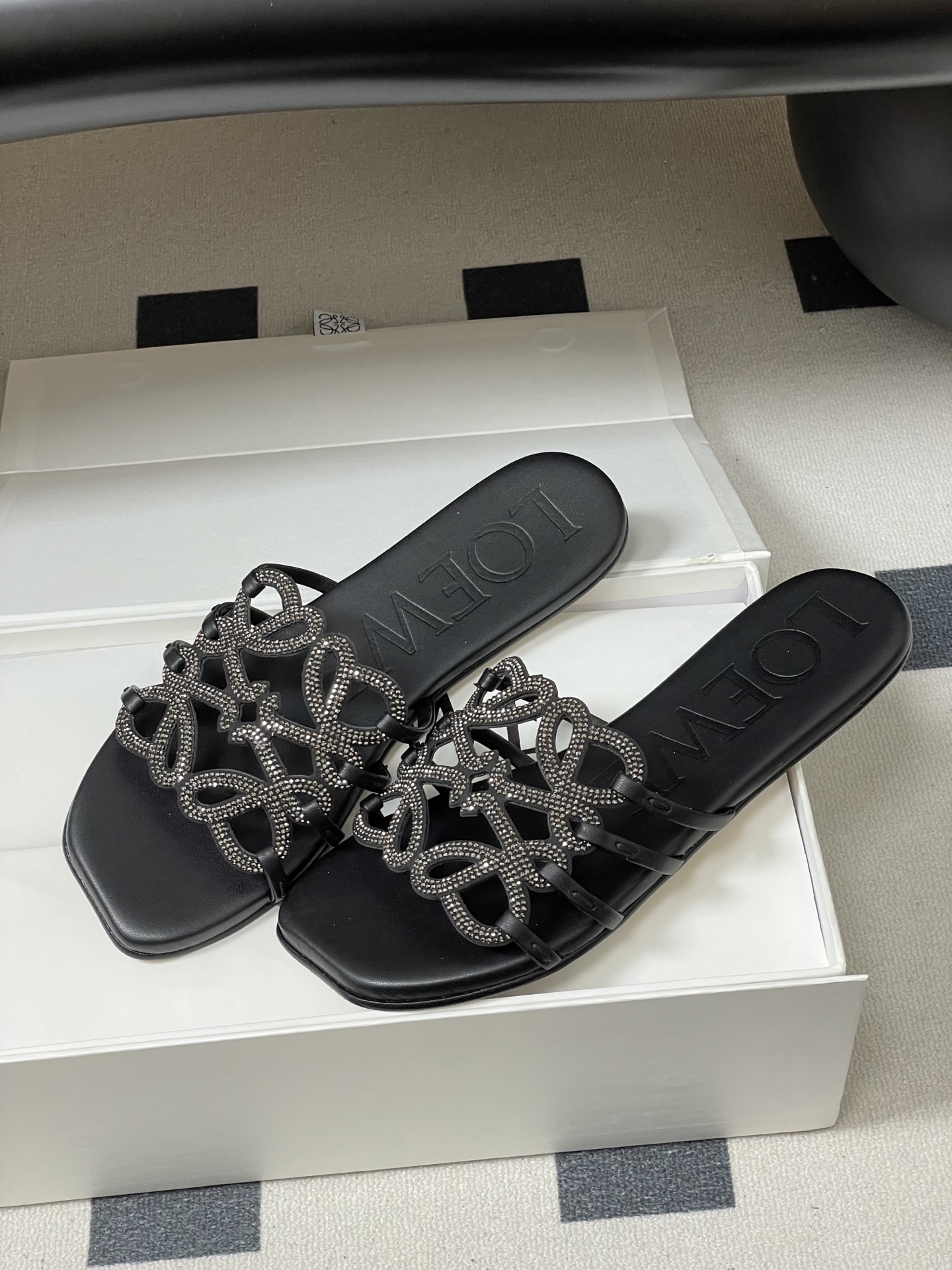 钻面-LOEWE 罗意威 26ss 春夏新款 个性编织水钻鞋面镂空拖鞋 钻面平底凉拖鞋疯狂种草简约设计感