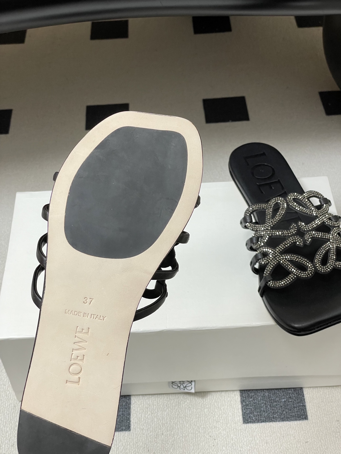 钻面-LOEWE 罗意威 26ss 春夏新款 个性编织水钻鞋面镂空拖鞋 钻面平底凉拖鞋疯狂种草简约设计感