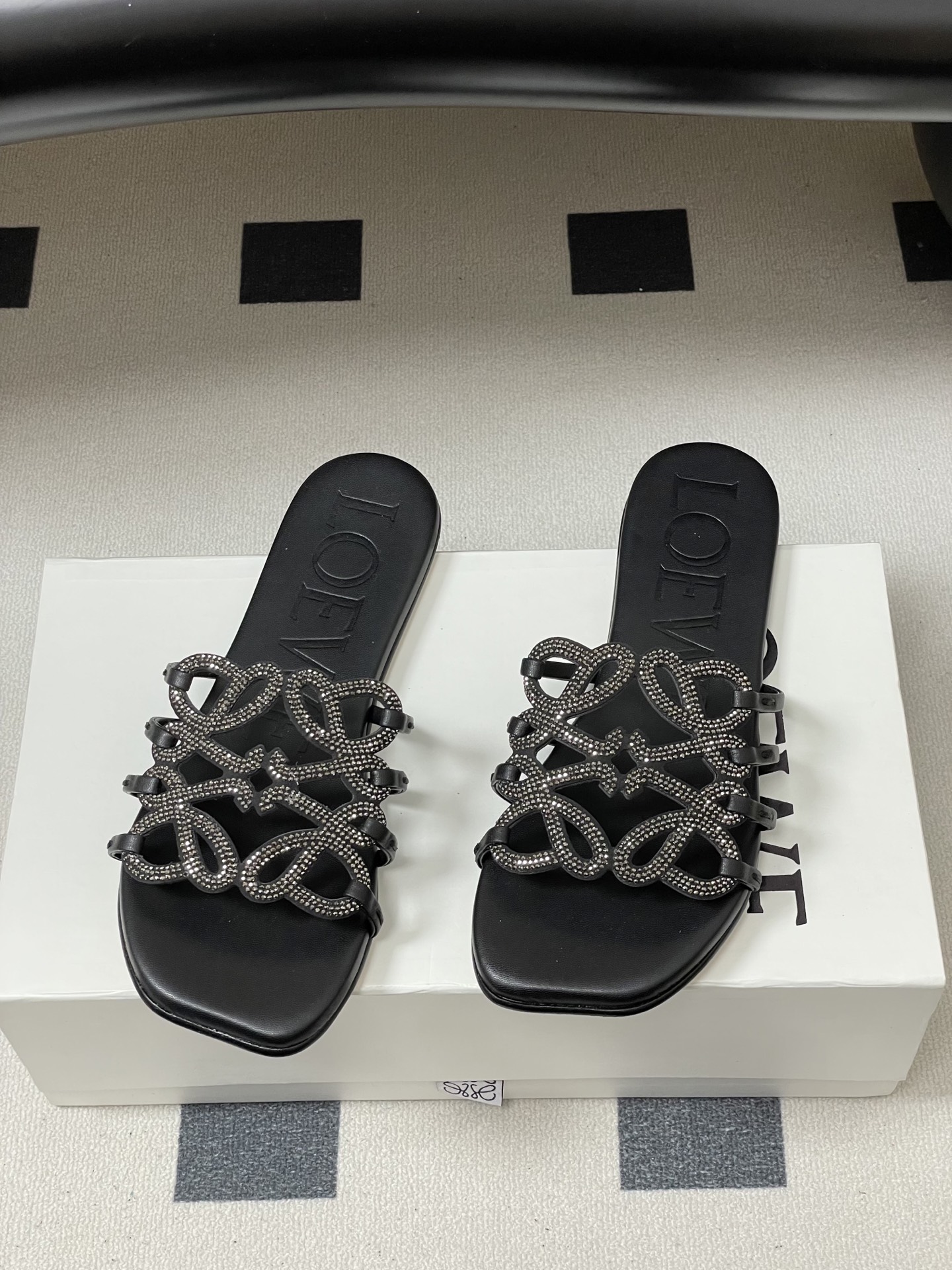 钻面-LOEWE 罗意威 26ss 春夏新款 个性编织水钻鞋面镂空拖鞋 钻面平底凉拖鞋疯狂种草简约设计感