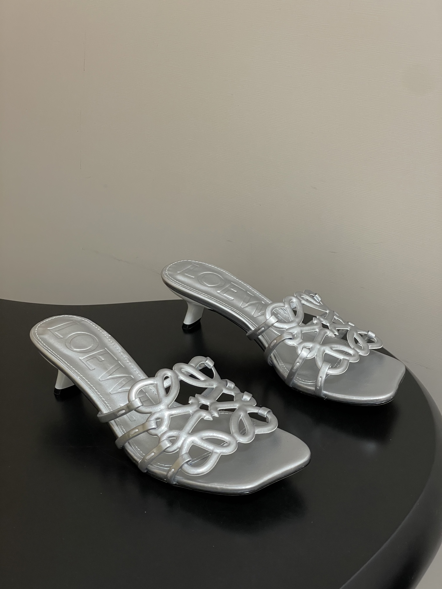 -LOEWE 罗意威 26ss 春夏新款 个性编织镂空高跟拖鞋 小猫跟凉拖鞋疯狂种草简约设计感觉更干净优