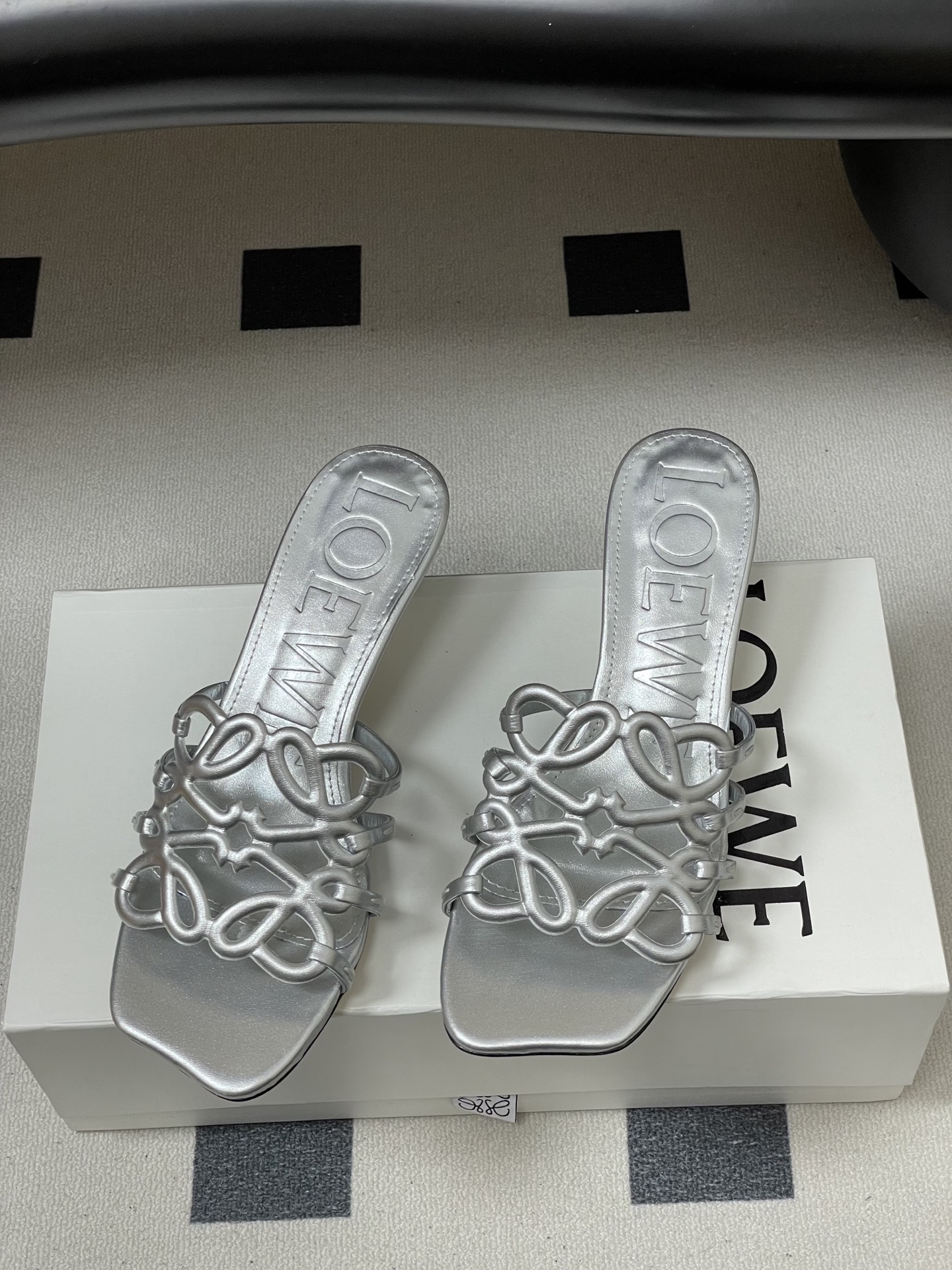 -LOEWE 罗意威 26ss 春夏新款 个性编织镂空高跟拖鞋 小猫跟凉拖鞋疯狂种草简约设计感觉更干净优