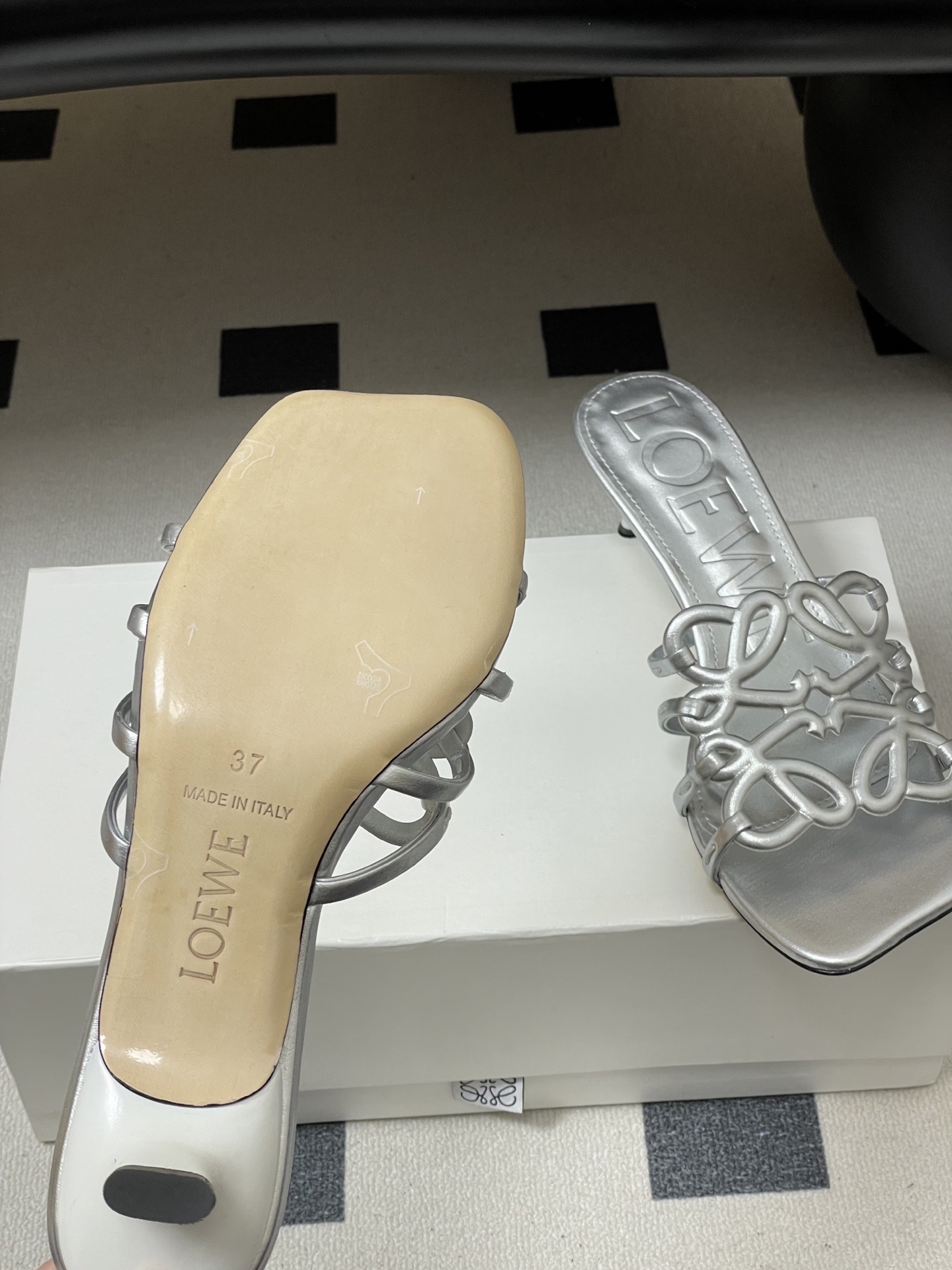 -LOEWE 罗意威 26ss 春夏新款 个性编织镂空高跟拖鞋 小猫跟凉拖鞋疯狂种草简约设计感觉更干净优