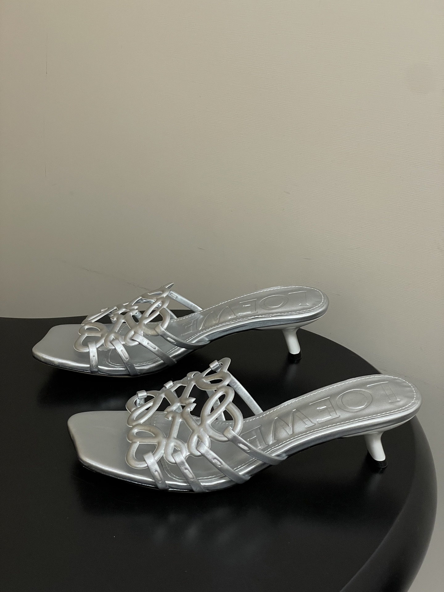 -LOEWE 罗意威 26ss 春夏新款 个性编织镂空高跟拖鞋 小猫跟凉拖鞋疯狂种草简约设计感觉更干净优