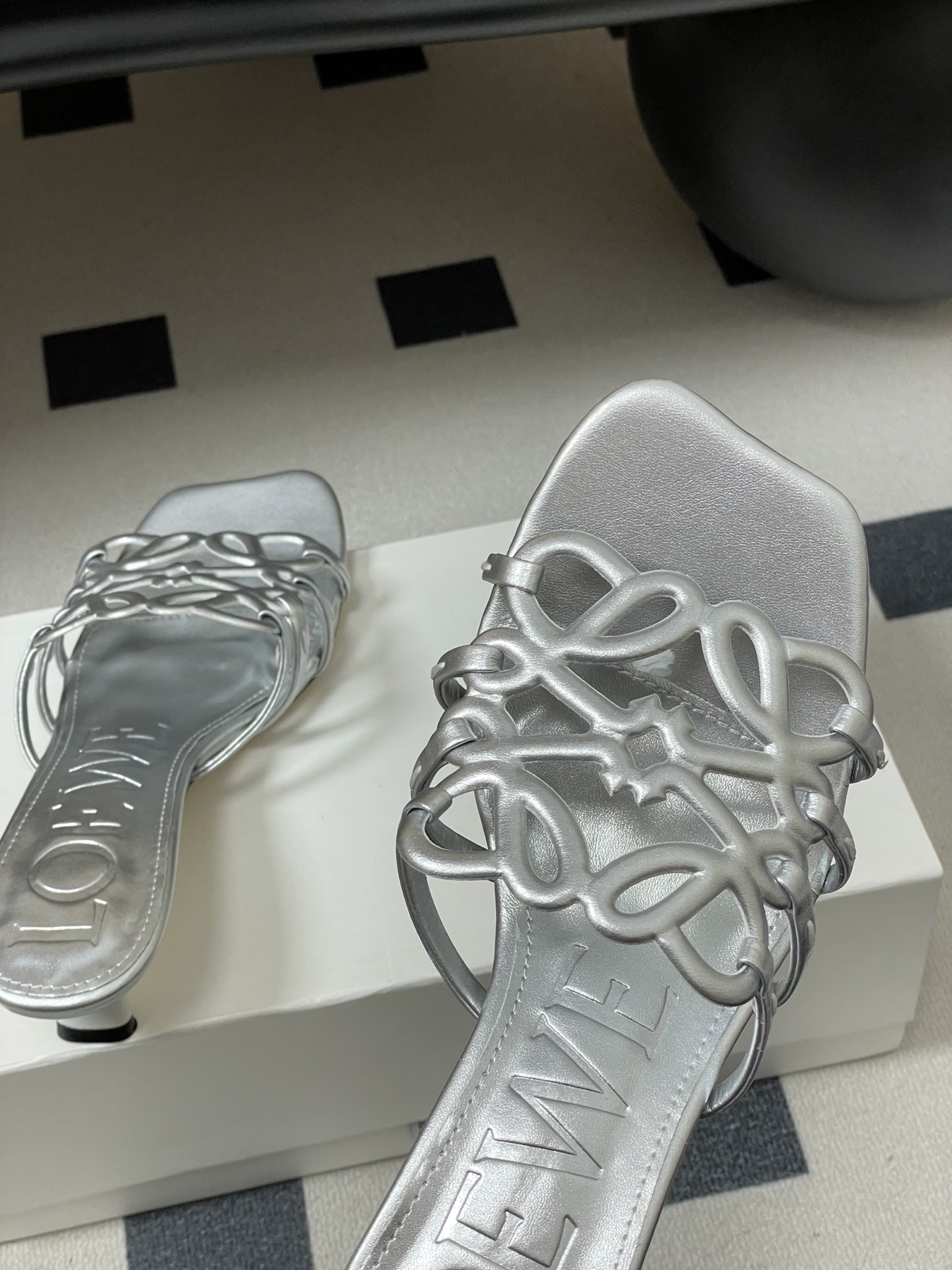 -LOEWE 罗意威 26ss 春夏新款 个性编织镂空高跟拖鞋 小猫跟凉拖鞋疯狂种草简约设计感觉更干净优