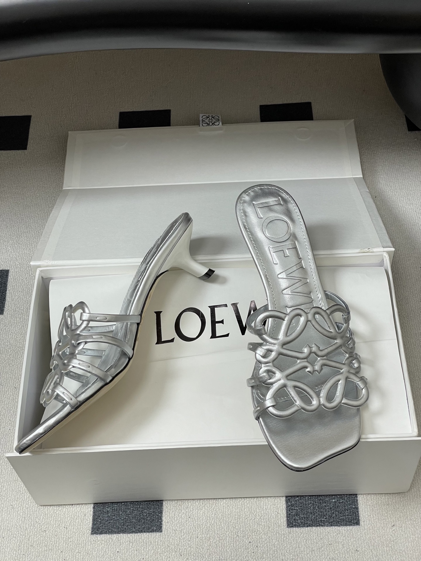 -LOEWE 罗意威 26ss 春夏新款 个性编织镂空高跟拖鞋 小猫跟凉拖鞋疯狂种草简约设计感觉更干净优