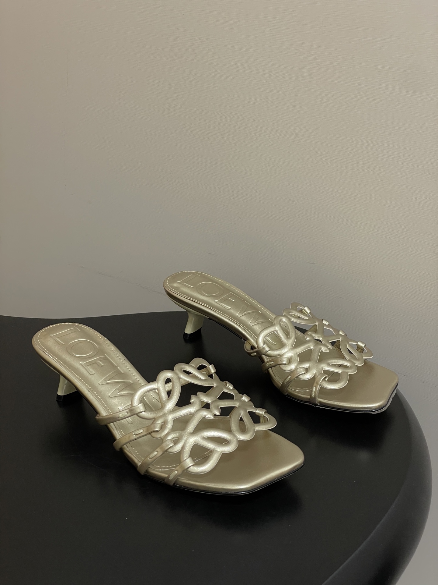 -LOEWE 罗意威 26ss 春夏新款 个性编织镂空高跟拖鞋 小猫跟凉拖鞋疯狂种草简约设计感觉更干净优