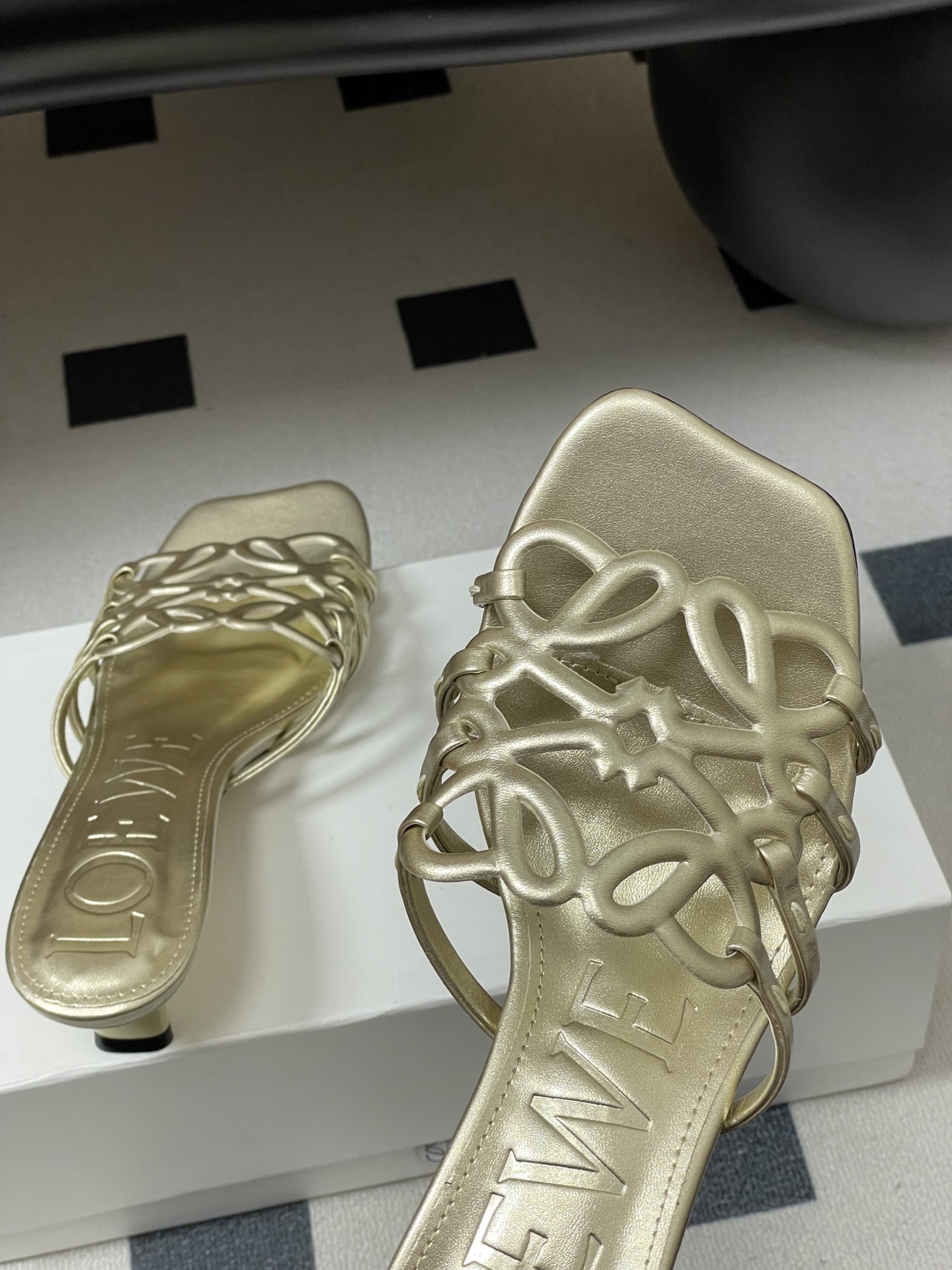 -LOEWE 罗意威 26ss 春夏新款 个性编织镂空高跟拖鞋 小猫跟凉拖鞋疯狂种草简约设计感觉更干净优