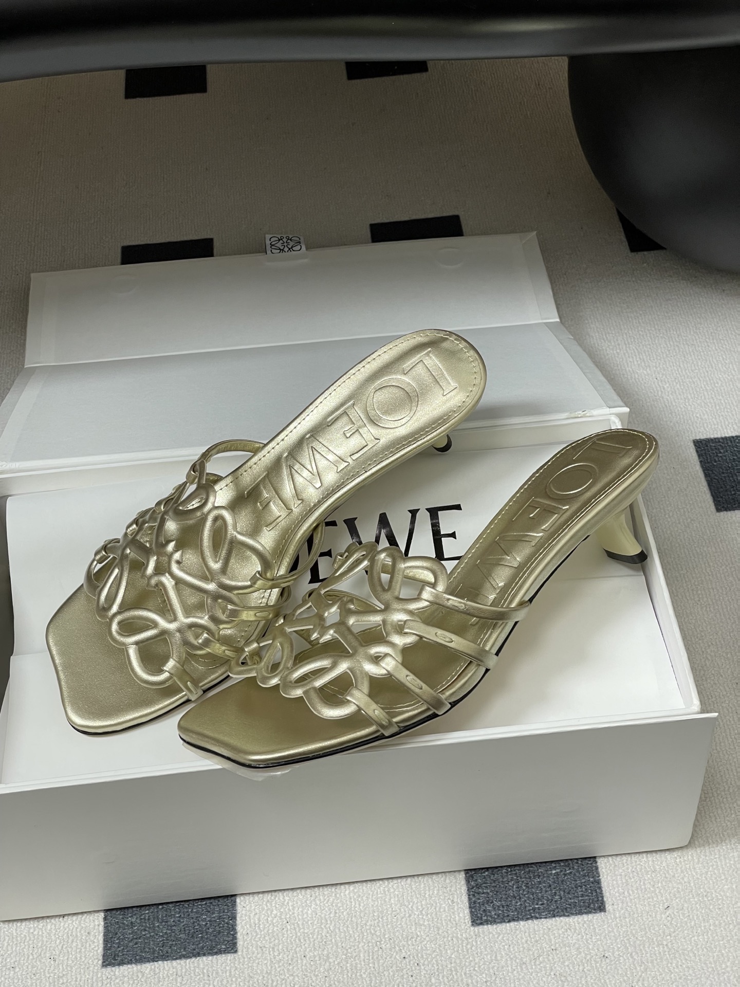 -LOEWE 罗意威 26ss 春夏新款 个性编织镂空高跟拖鞋 小猫跟凉拖鞋疯狂种草简约设计感觉更干净优