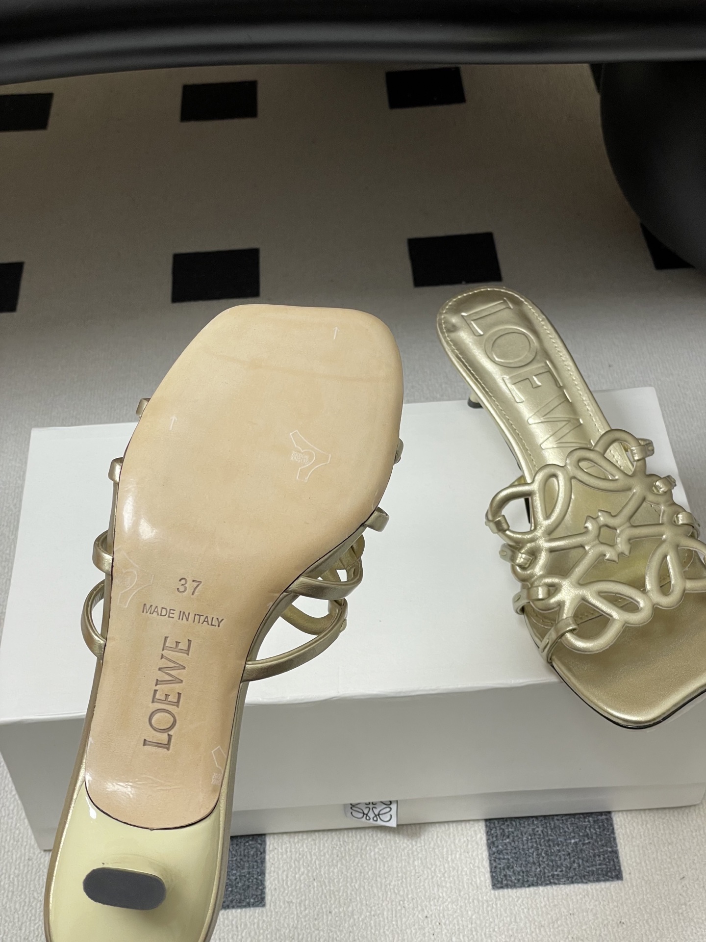 -LOEWE 罗意威 26ss 春夏新款 个性编织镂空高跟拖鞋 小猫跟凉拖鞋疯狂种草简约设计感觉更干净优