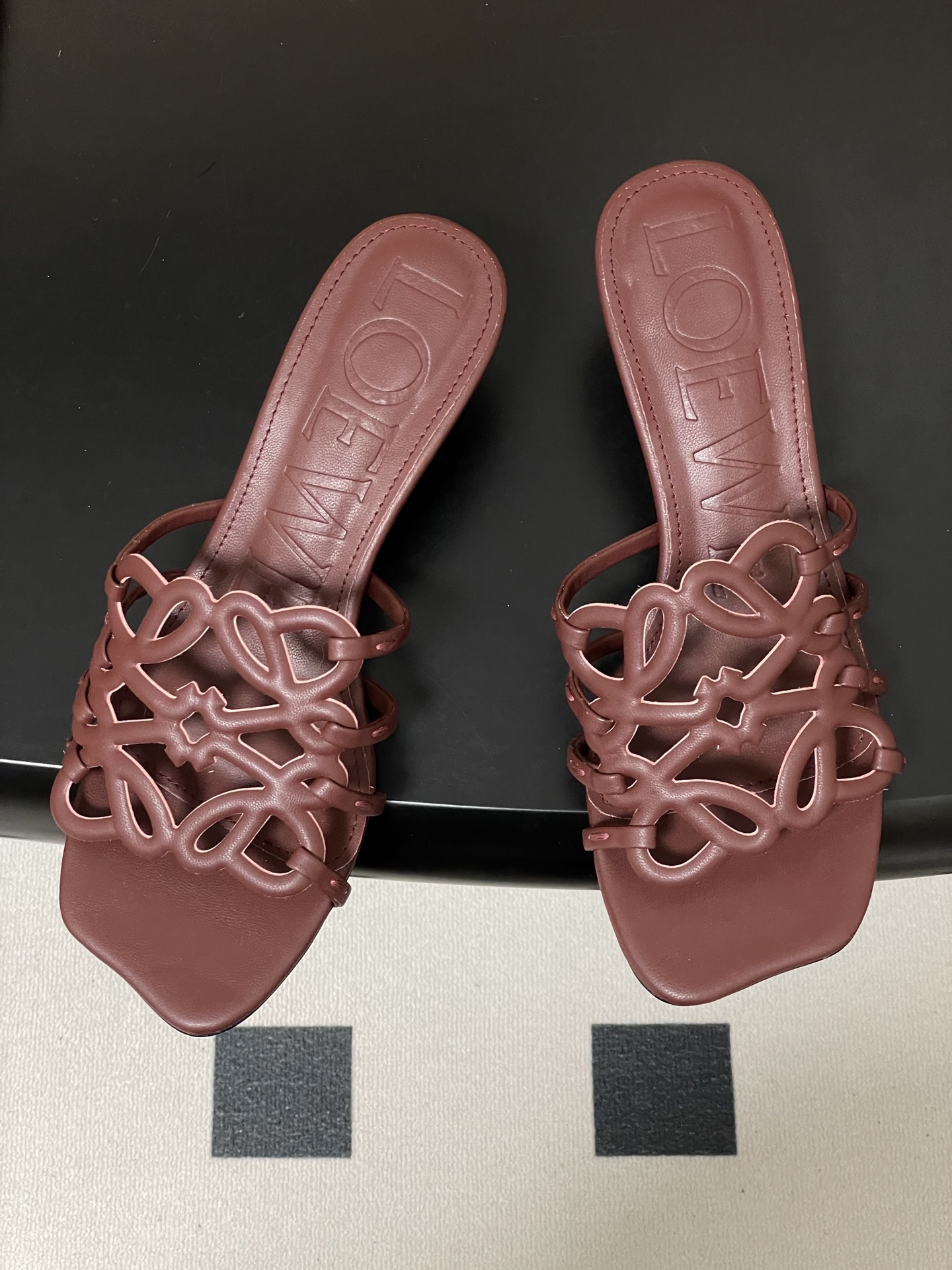 -LOEWE 罗意威 26ss 春夏新款 个性编织镂空高跟拖鞋 小猫跟凉拖鞋疯狂种草简约设计感觉更干净优