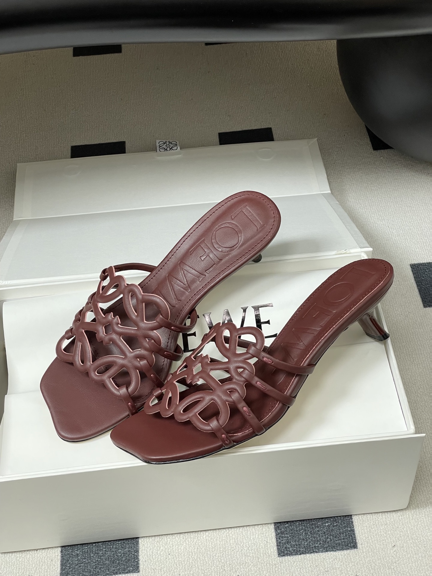 -LOEWE 罗意威 26ss 春夏新款 个性编织镂空高跟拖鞋 小猫跟凉拖鞋疯狂种草简约设计感觉更干净优