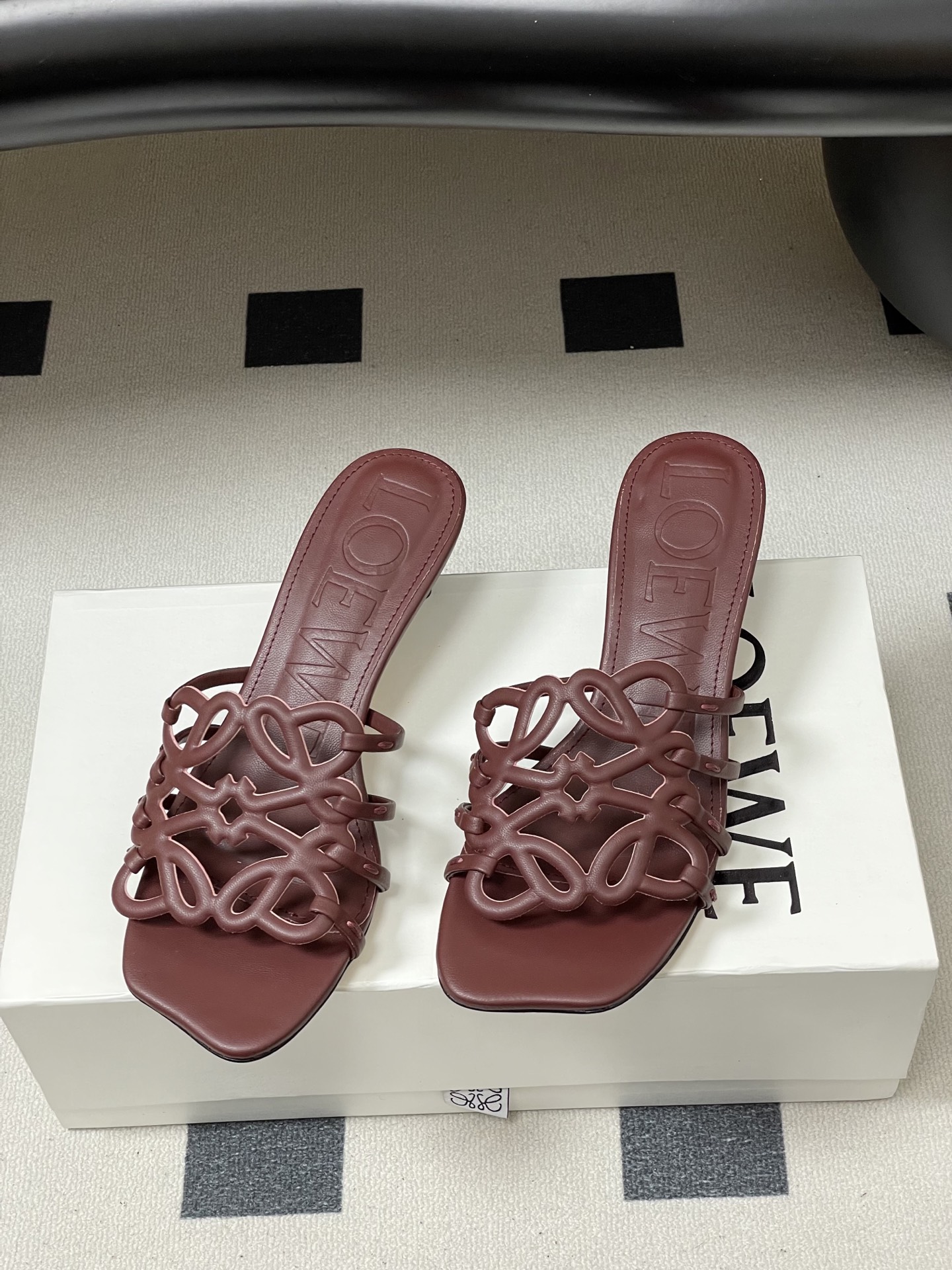 -LOEWE 罗意威 26ss 春夏新款 个性编织镂空高跟拖鞋 小猫跟凉拖鞋疯狂种草简约设计感觉更干净优