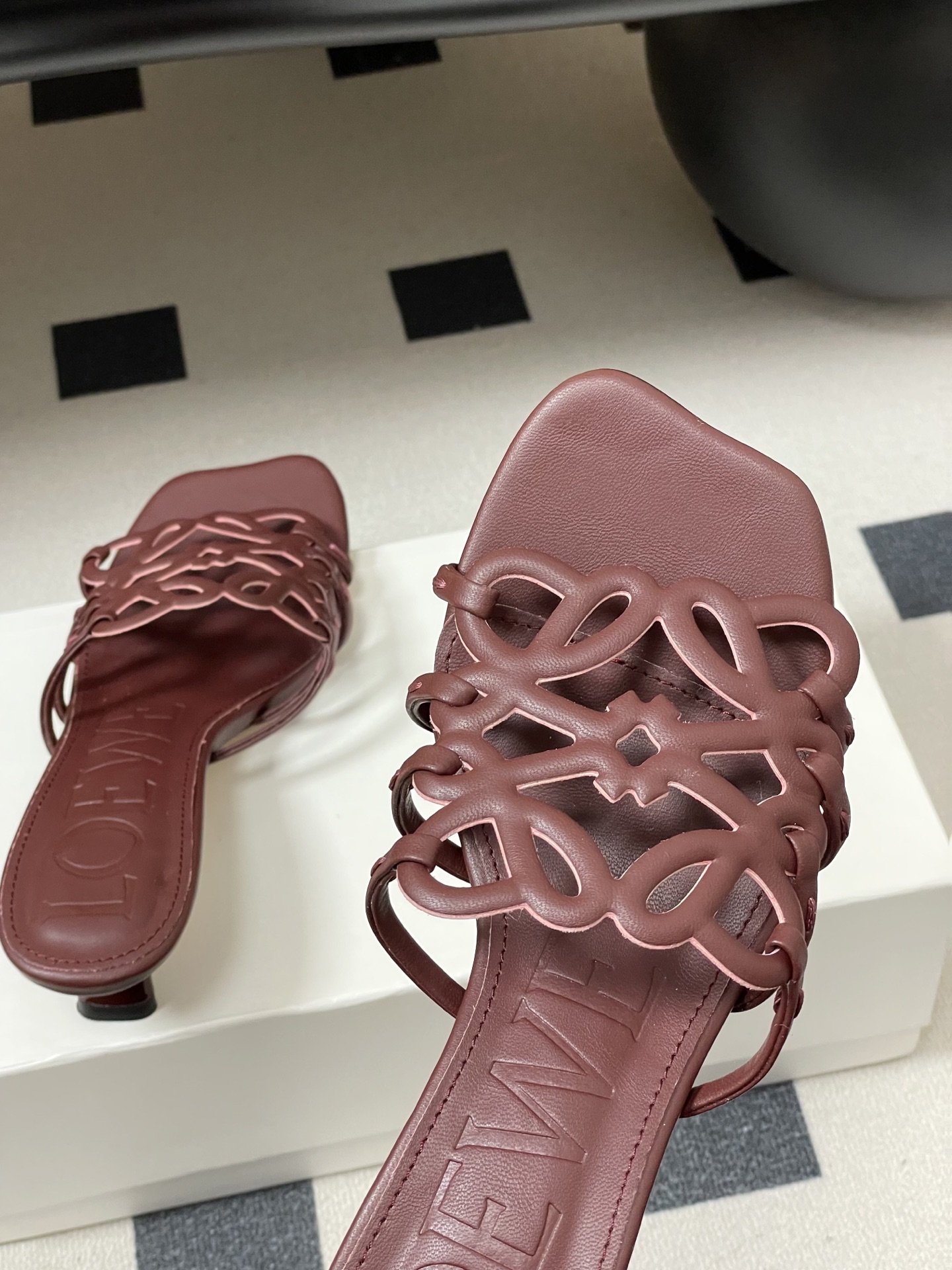 -LOEWE 罗意威 26ss 春夏新款 个性编织镂空高跟拖鞋 小猫跟凉拖鞋疯狂种草简约设计感觉更干净优