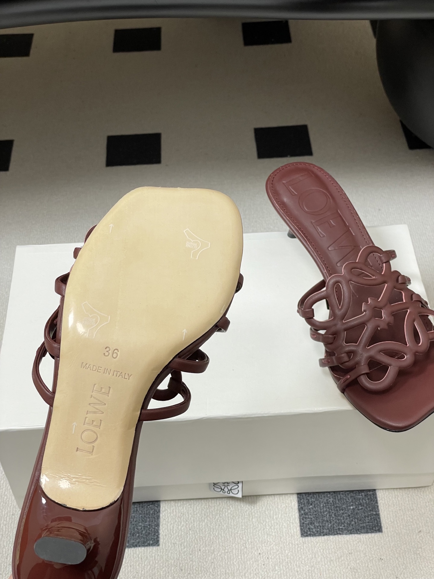 -LOEWE 罗意威 26ss 春夏新款 个性编织镂空高跟拖鞋 小猫跟凉拖鞋疯狂种草简约设计感觉更干净优