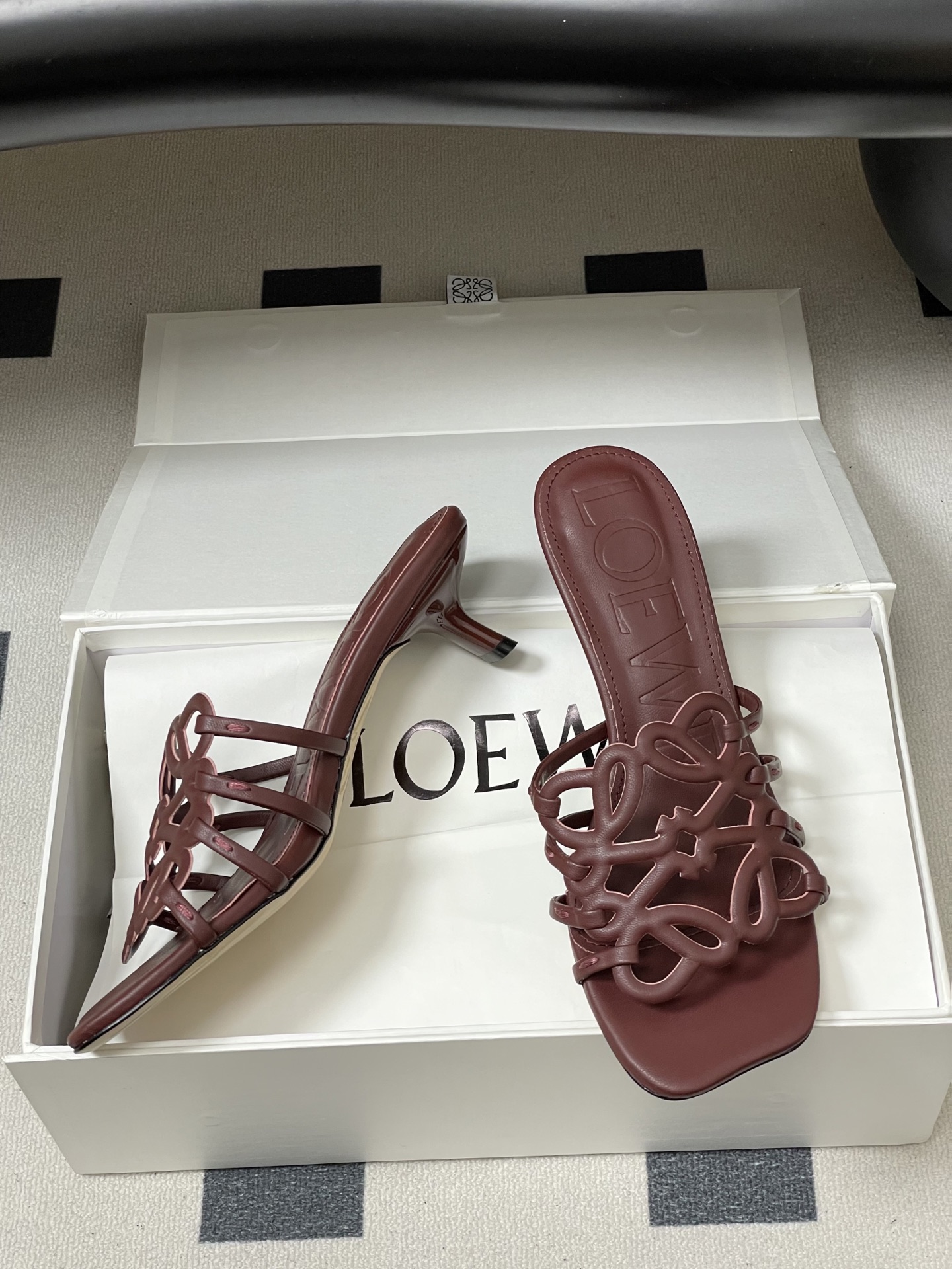 -LOEWE 罗意威 26ss 春夏新款 个性编织镂空高跟拖鞋 小猫跟凉拖鞋疯狂种草简约设计感觉更干净优