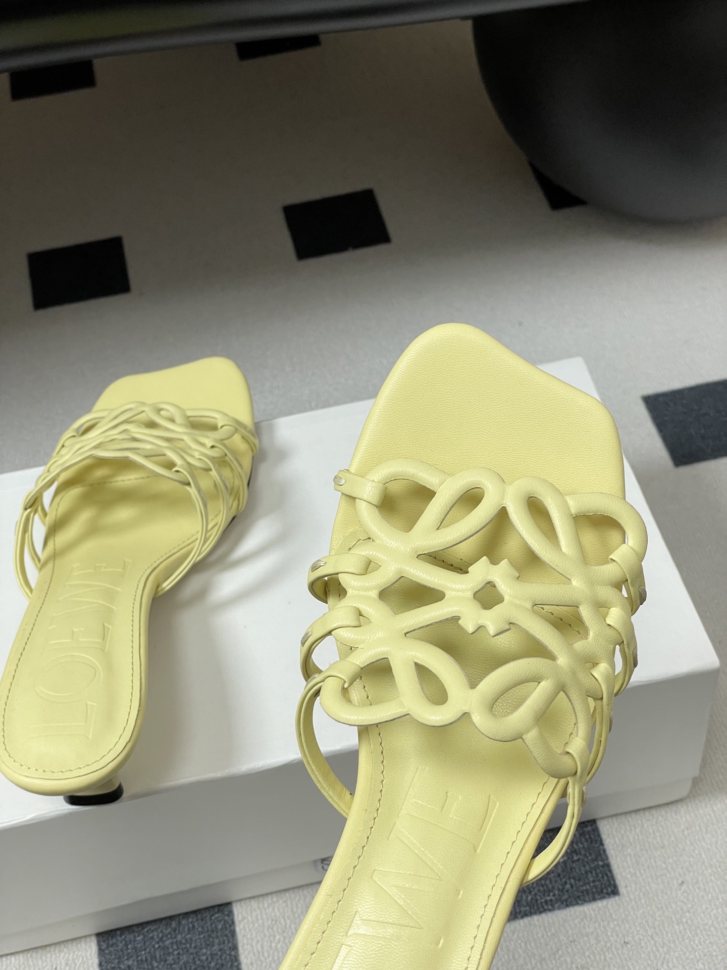 -LOEWE 罗意威 26ss 春夏新款 个性编织镂空高跟拖鞋 小猫跟凉拖鞋疯狂种草简约设计感觉更干净优