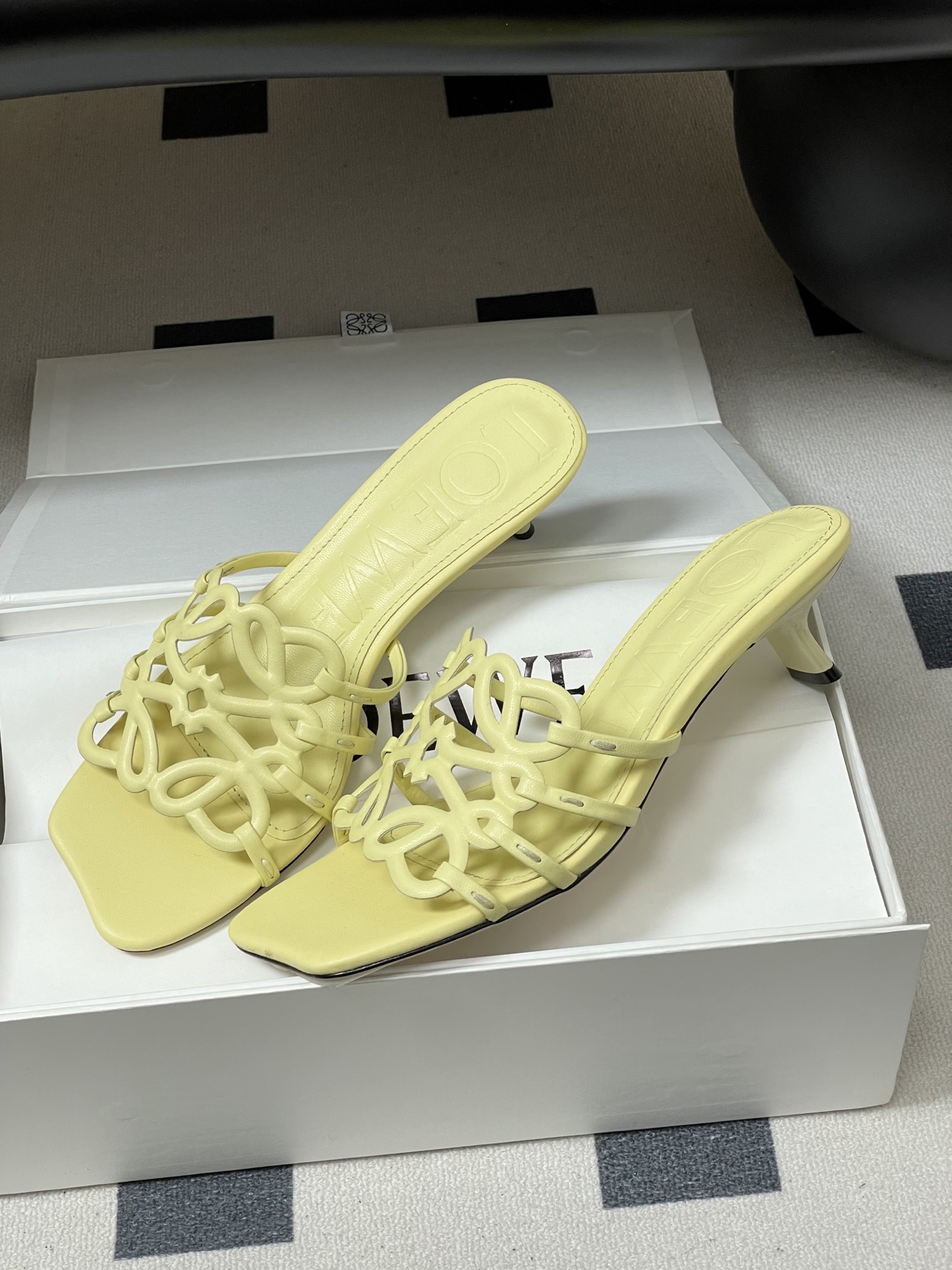-LOEWE 罗意威 26ss 春夏新款 个性编织镂空高跟拖鞋 小猫跟凉拖鞋疯狂种草简约设计感觉更干净优