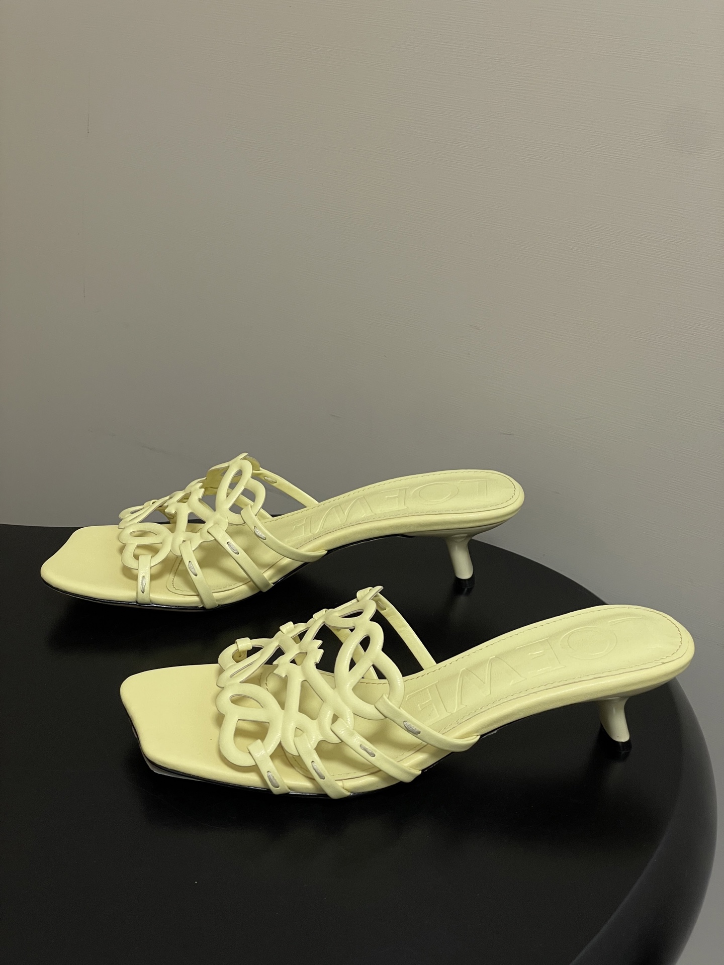 -LOEWE 罗意威 26ss 春夏新款 个性编织镂空高跟拖鞋 小猫跟凉拖鞋疯狂种草简约设计感觉更干净优