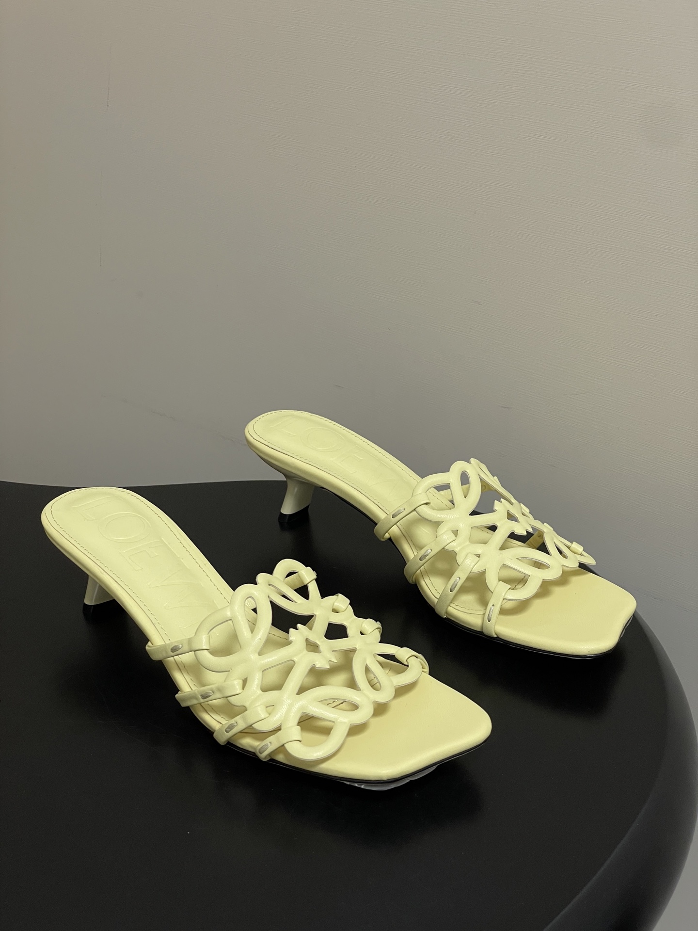 -LOEWE 罗意威 26ss 春夏新款 个性编织镂空高跟拖鞋 小猫跟凉拖鞋疯狂种草简约设计感觉更干净优