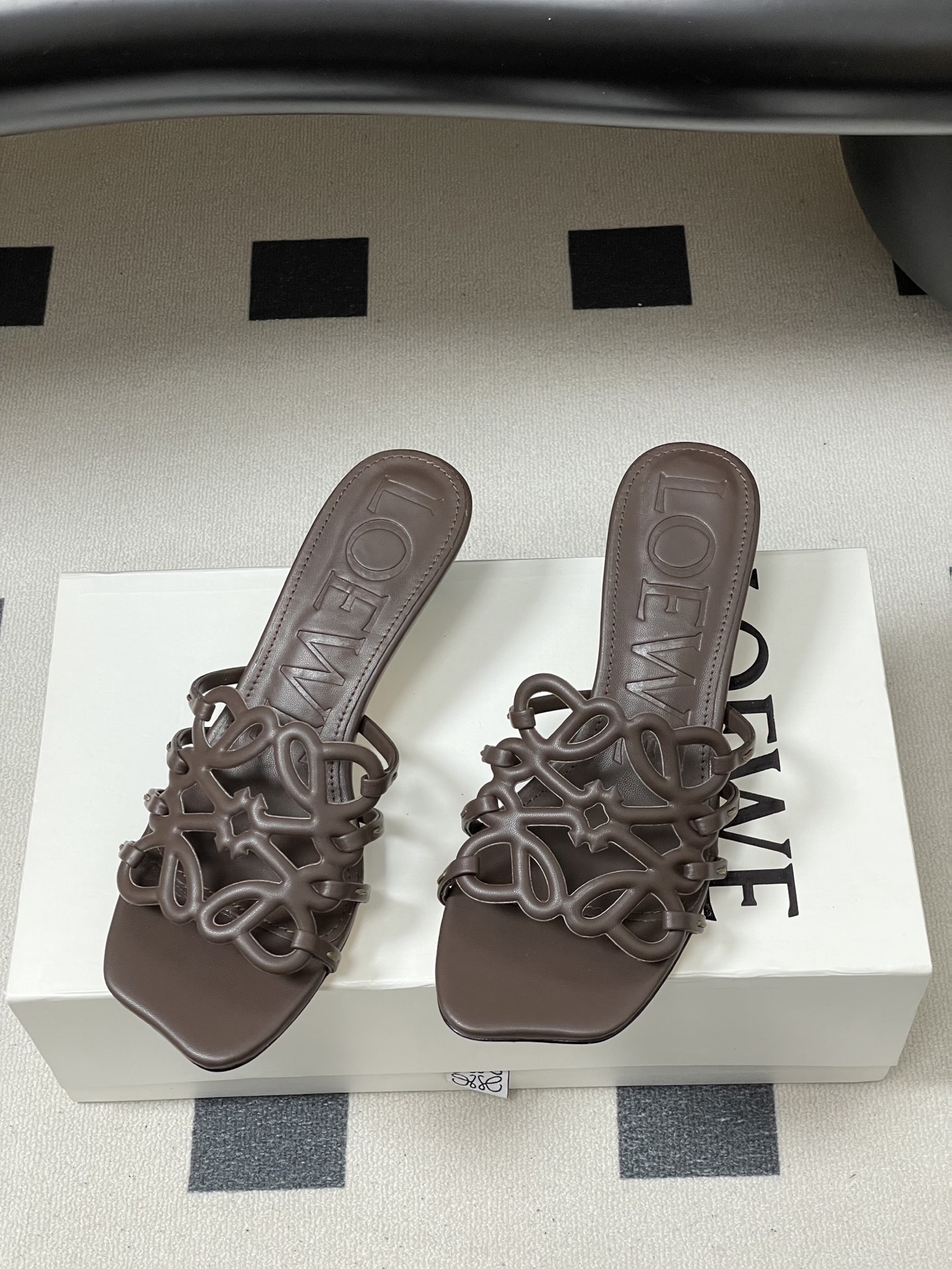 -LOEWE 罗意威 26ss 春夏新款 个性编织镂空高跟拖鞋 小猫跟凉拖鞋疯狂种草简约设计感觉更干净优