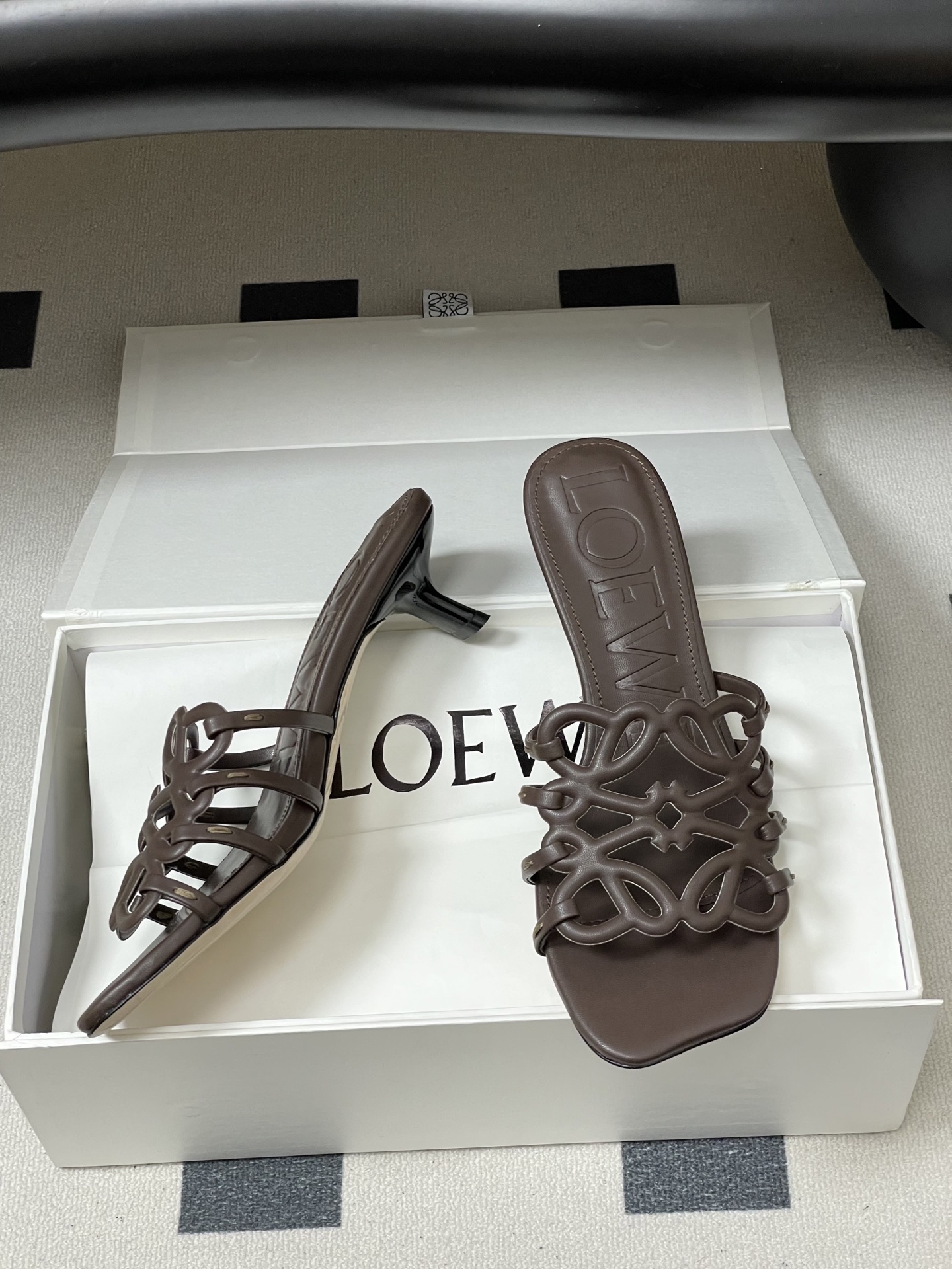 -LOEWE 罗意威 26ss 春夏新款 个性编织镂空高跟拖鞋 小猫跟凉拖鞋疯狂种草简约设计感觉更干净优