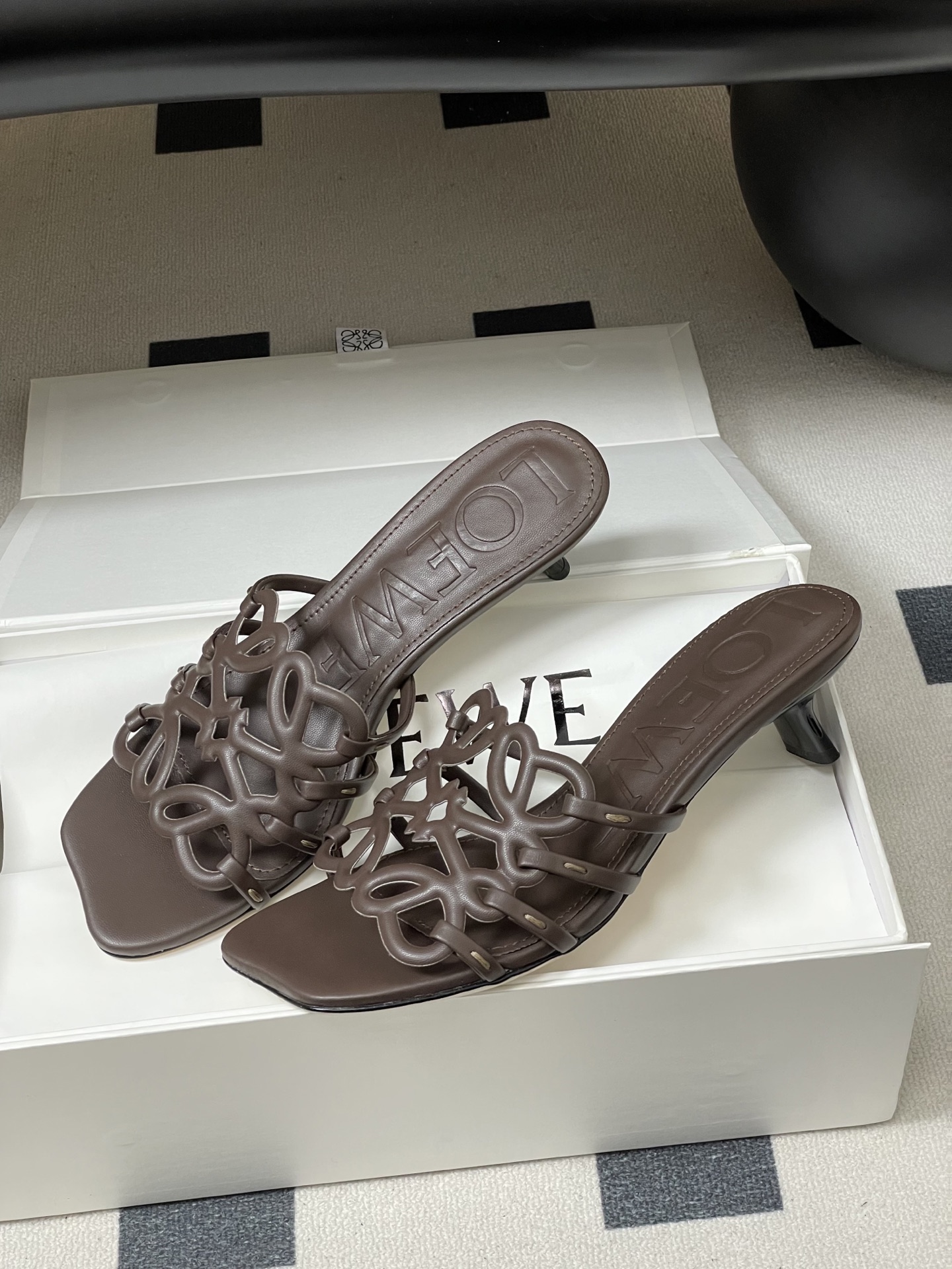 -LOEWE 罗意威 26ss 春夏新款 个性编织镂空高跟拖鞋 小猫跟凉拖鞋疯狂种草简约设计感觉更干净优